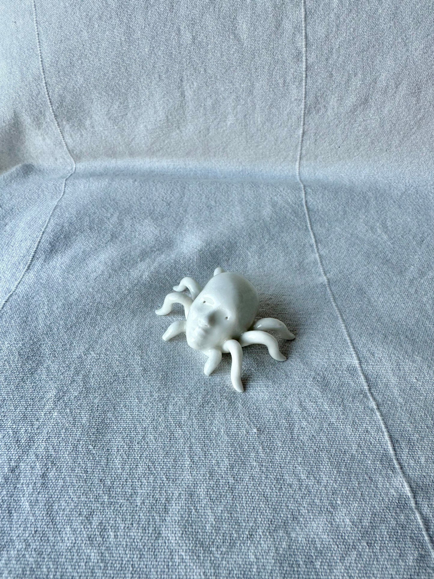 Głowa-pająk, rzeźba porcelanowa złocona