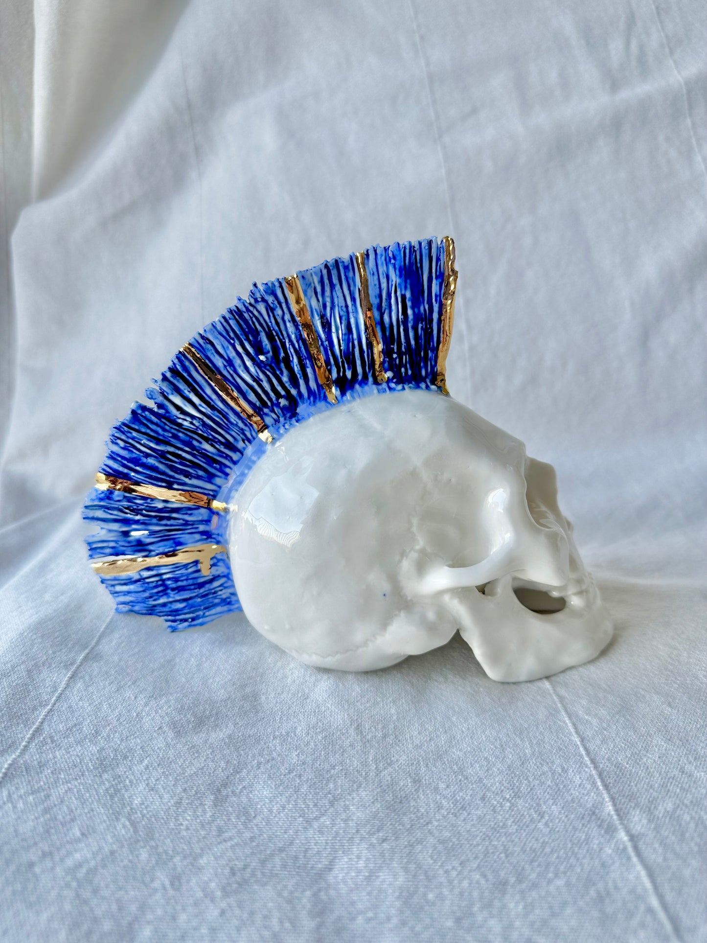 Czaszka porcelanowa z irokezem