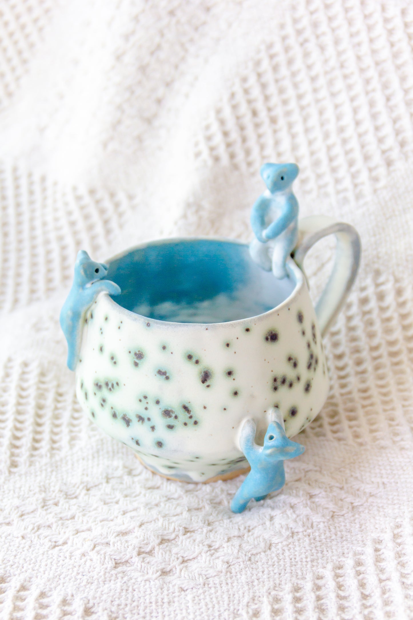 Kubek ceramiczny “Matcha” biało-niebieski z werlingami