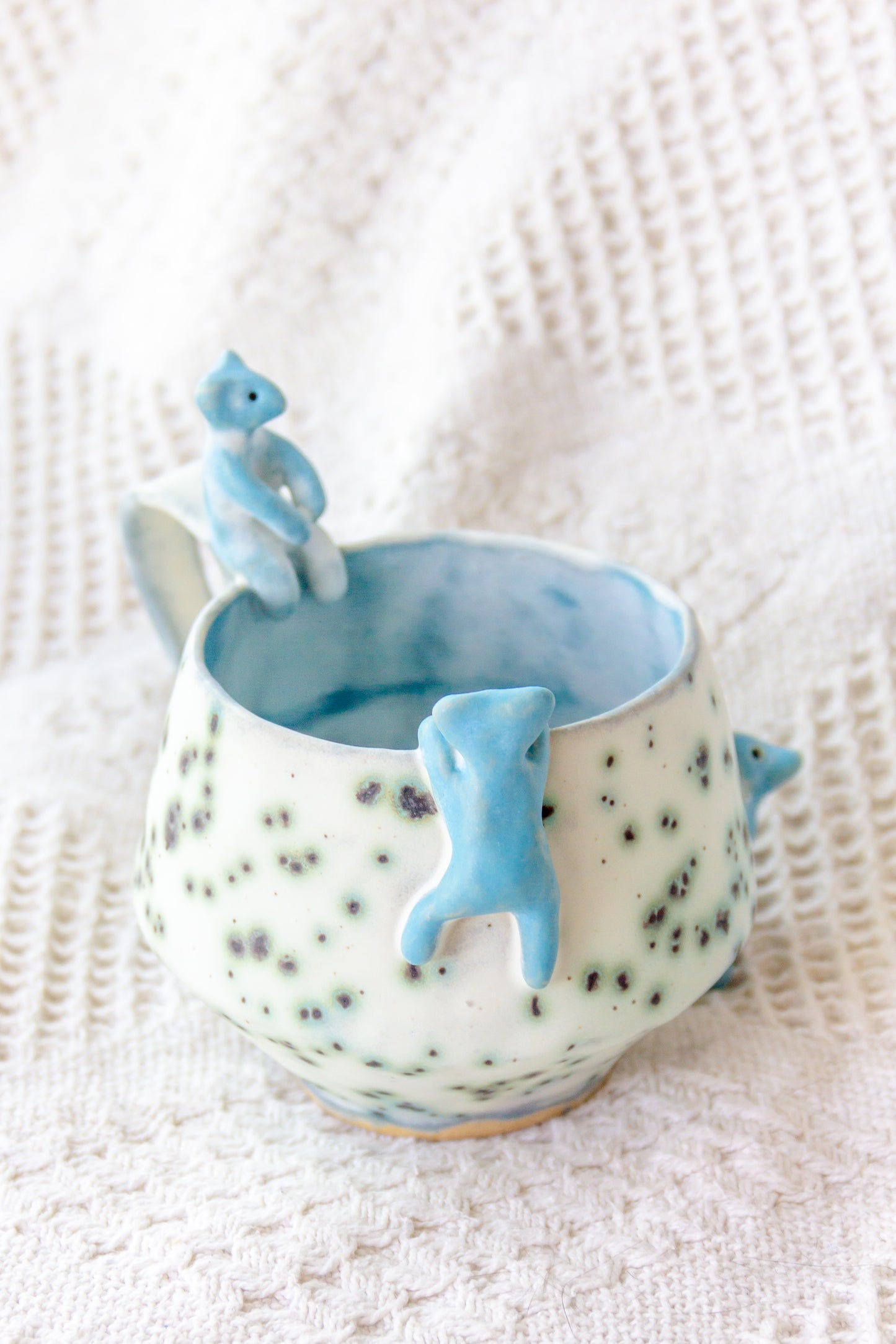 Kubek ceramiczny “Matcha” biało-niebieski z werlingami