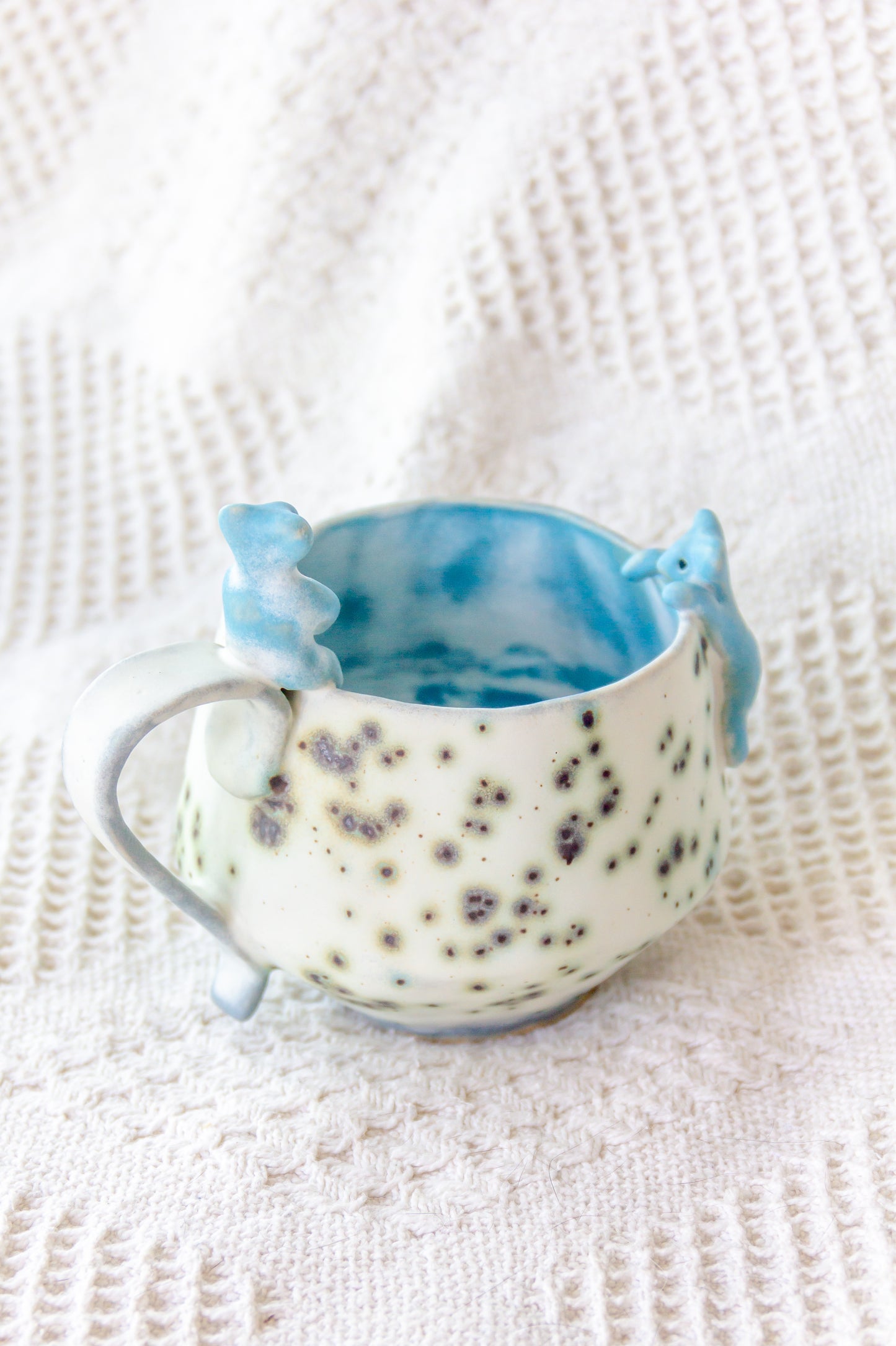 Kubek ceramiczny “Matcha” biało-niebieski z werlingami