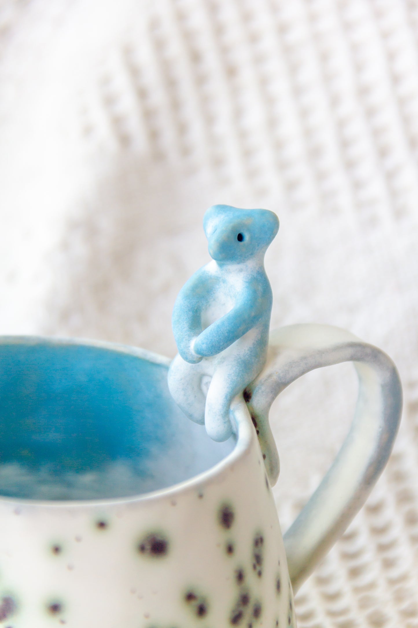 Kubek ceramiczny “Matcha” biało-niebieski z werlingami