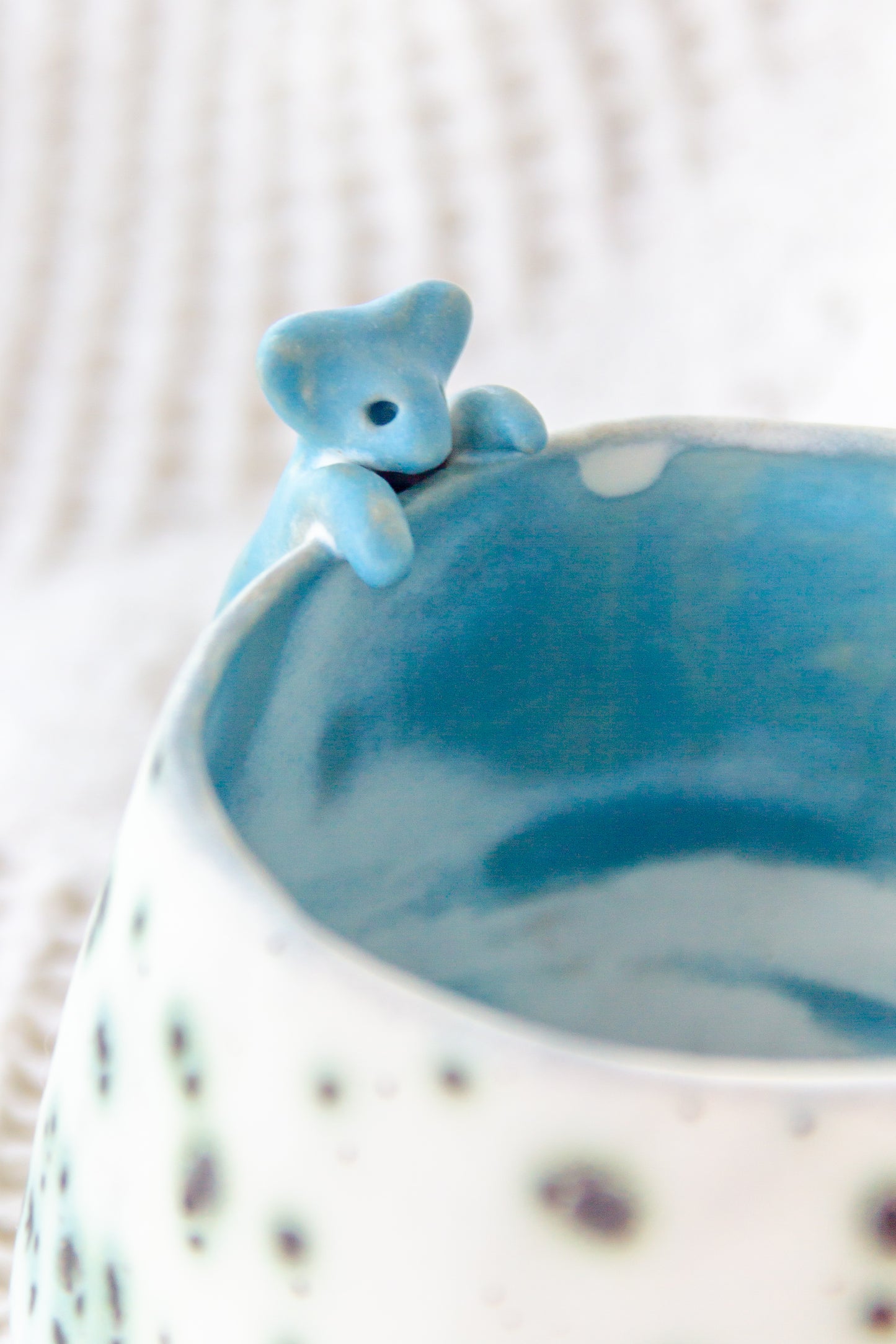 Kubek ceramiczny “Matcha” biało-niebieski z werlingami