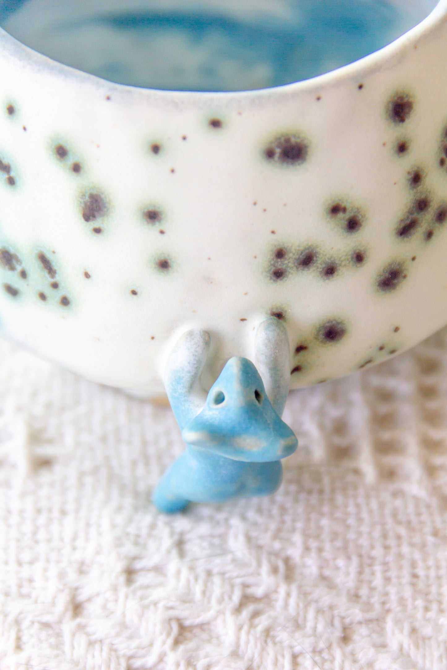 Kubek ceramiczny “Matcha” biało-niebieski z werlingami