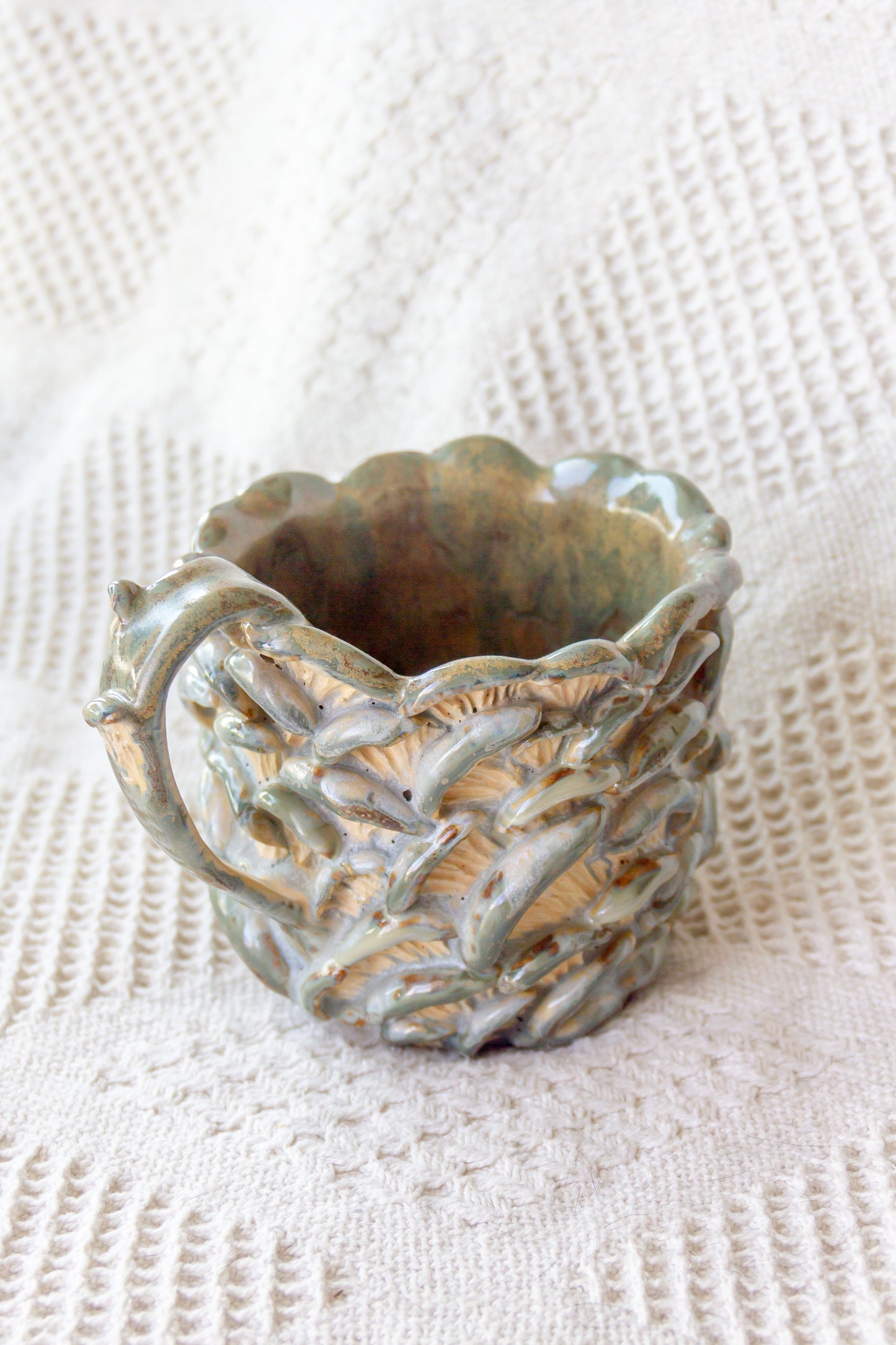 Kubek ceramiczny “Shrooms” zielono-beżowy