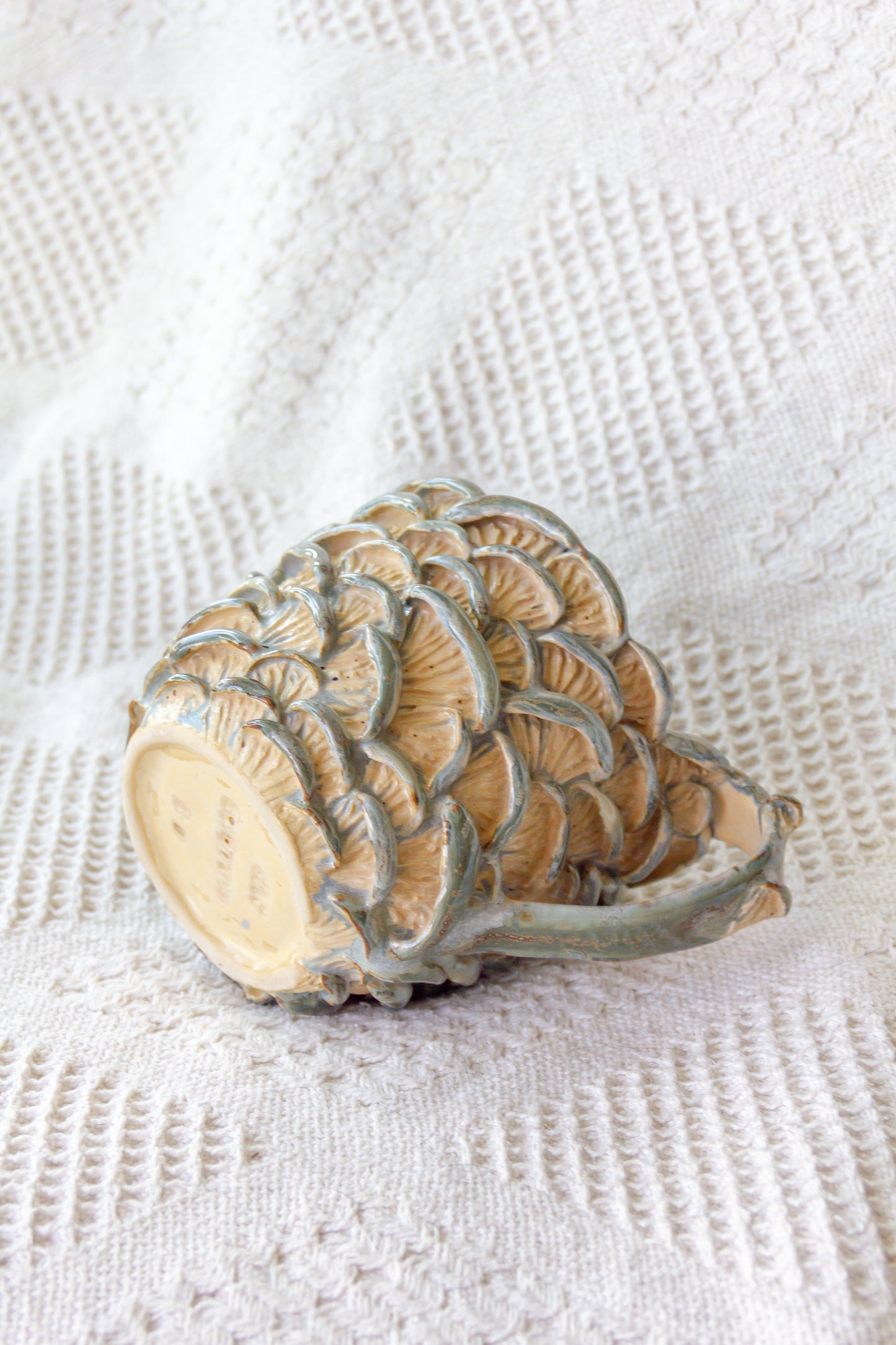 Kubek ceramiczny “Shrooms” zielono-beżowy