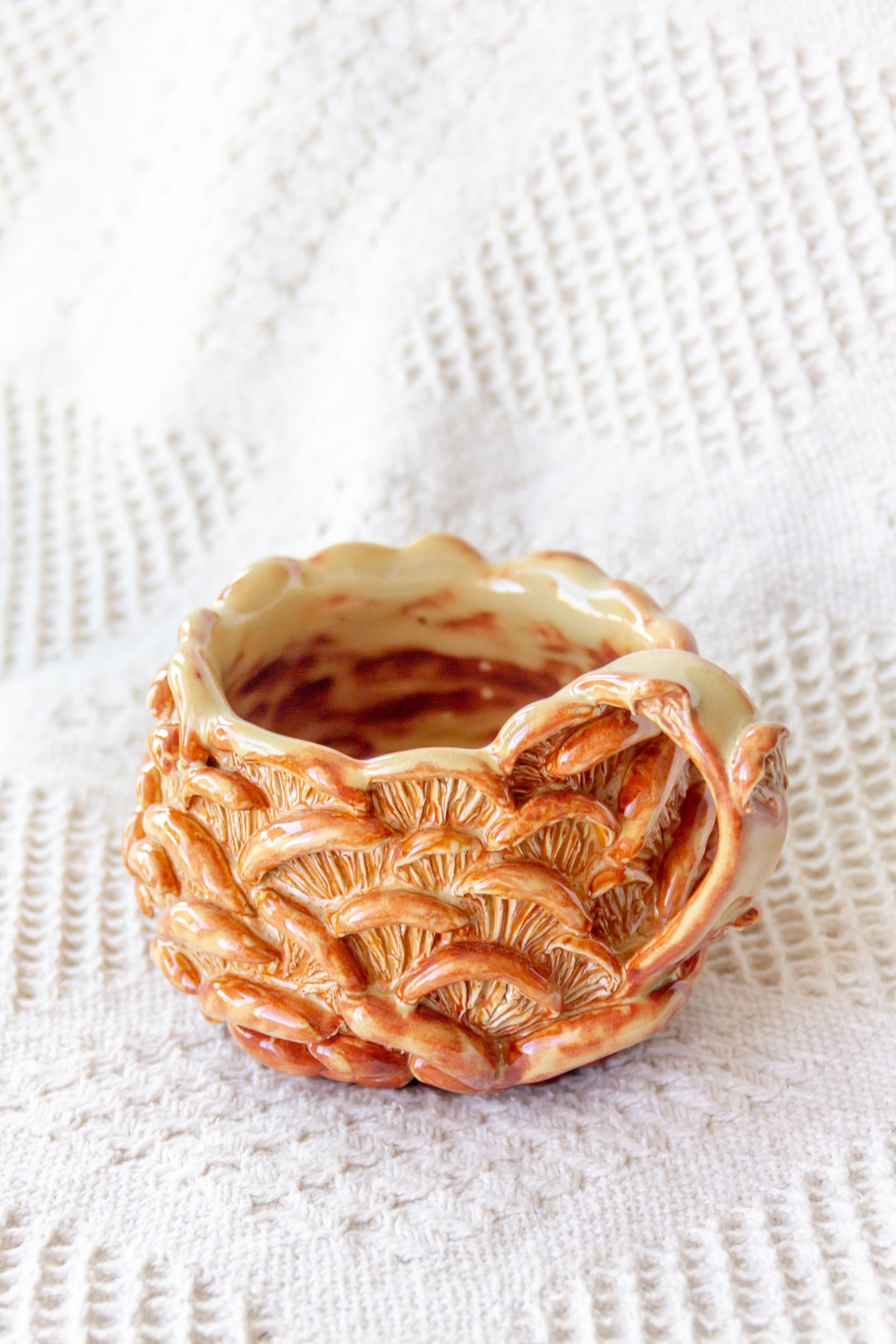 Kubek ceramiczny “Shrooms” beżowo-brązowy