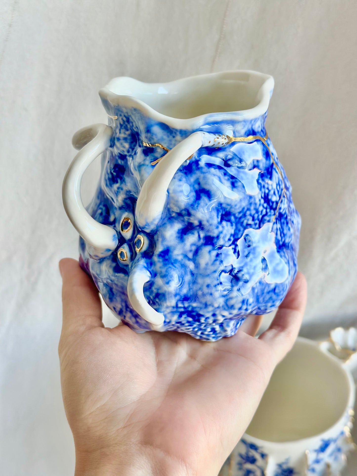 Kubek porcelanowy “Couroupita” w kolorze grznatowym ze złoceniem