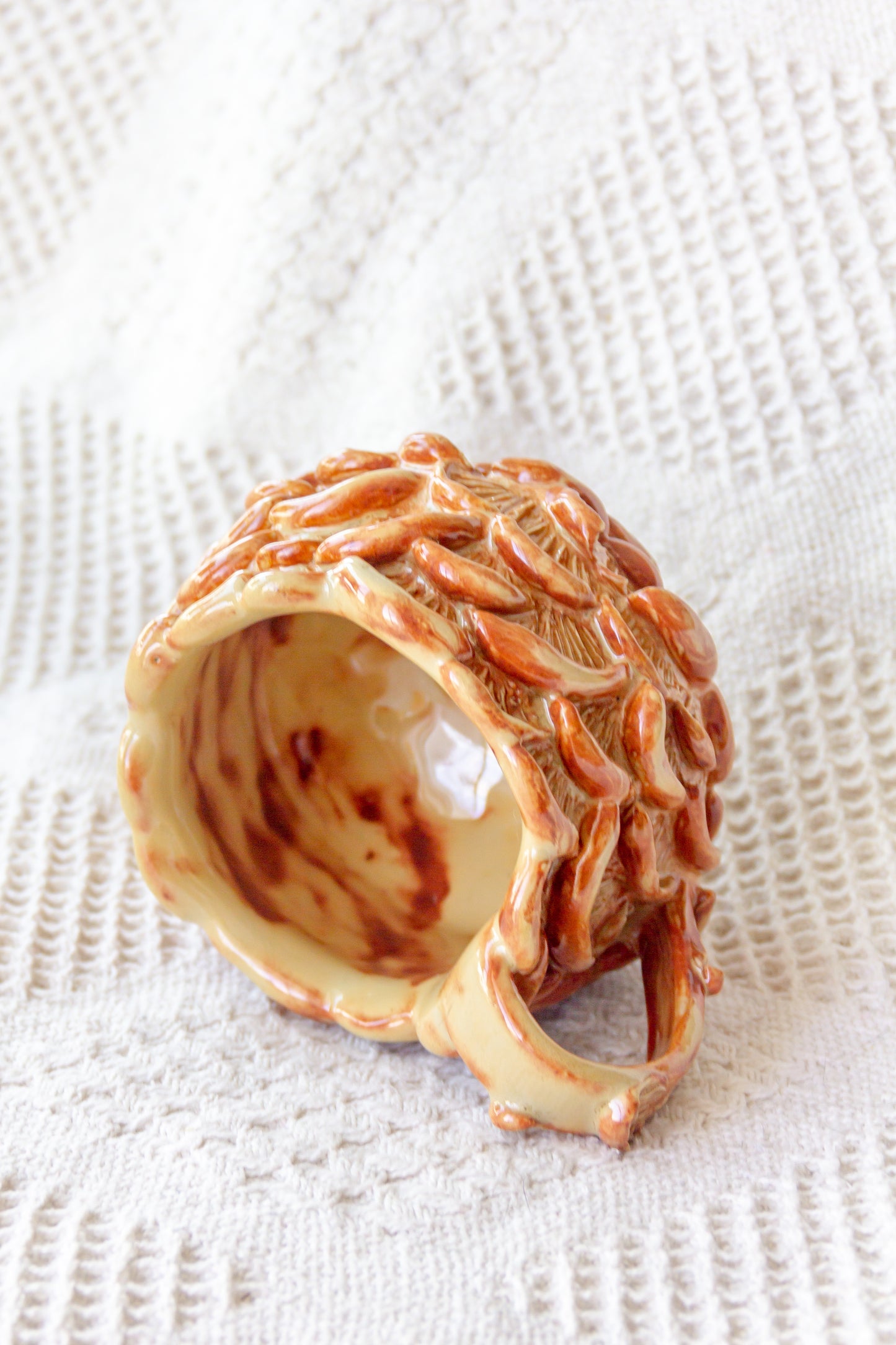 Kubek ceramiczny “Shrooms” beżowo-brązowy