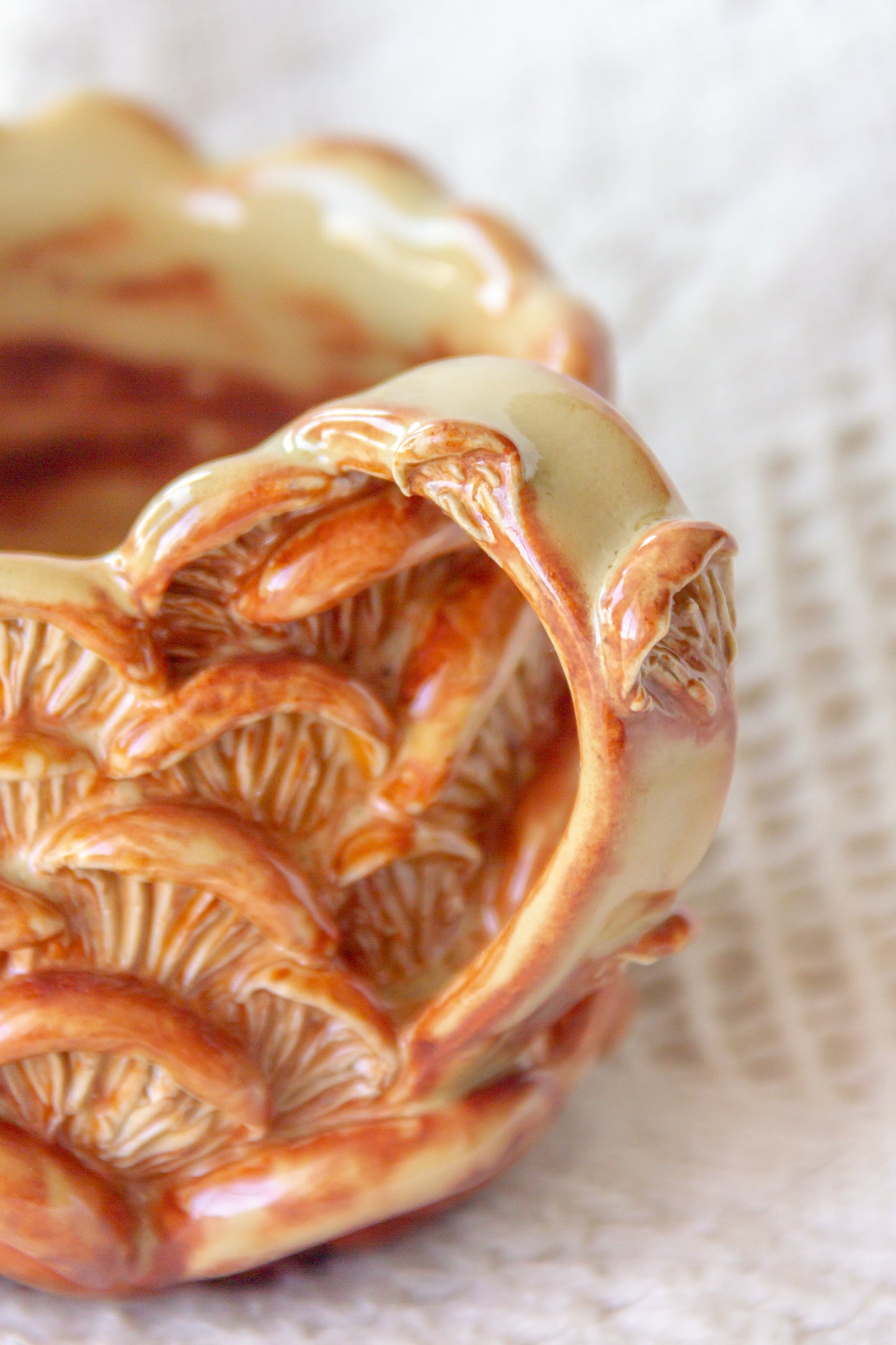 Kubek ceramiczny “Shrooms” beżowo-brązowy