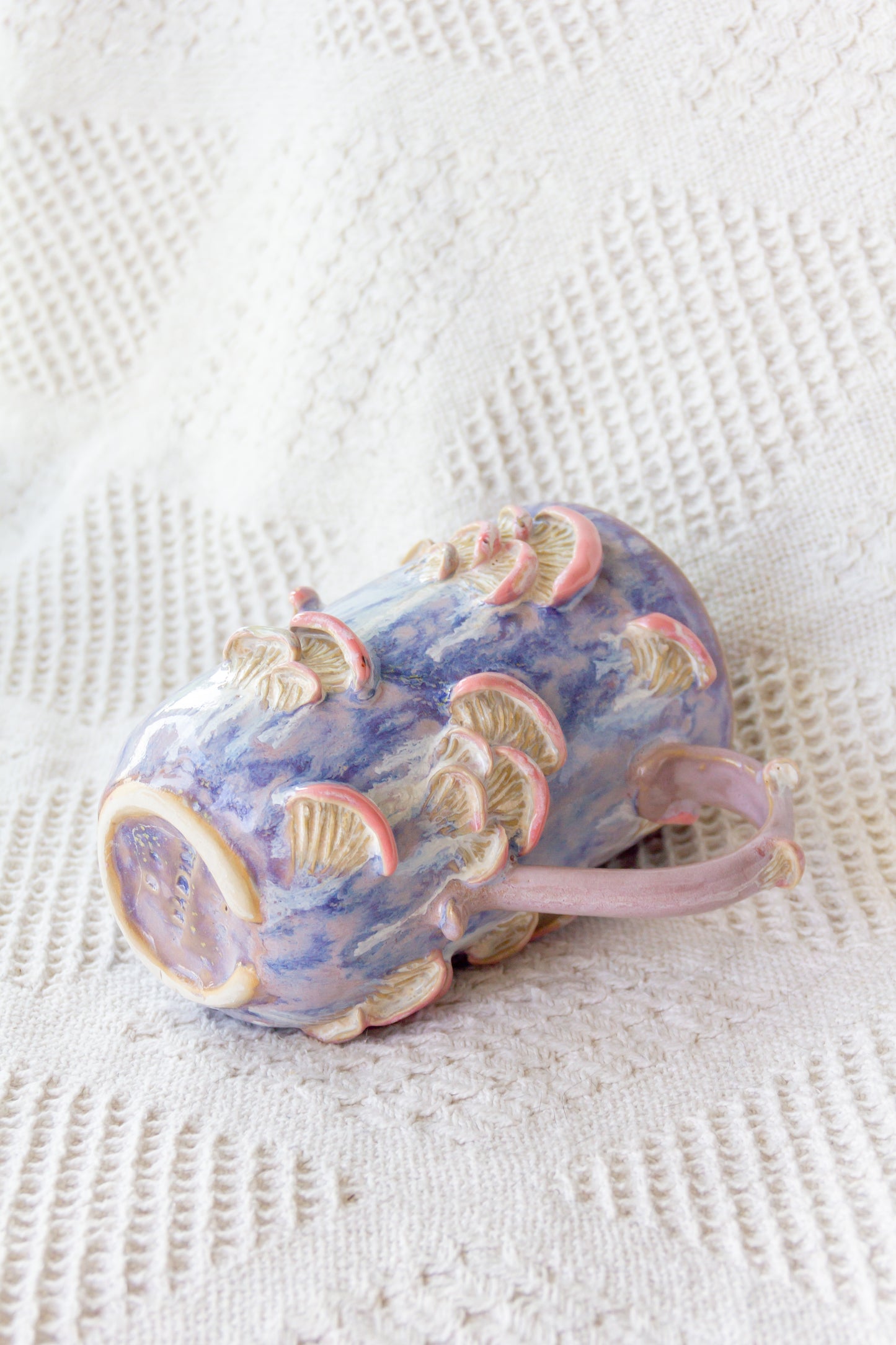Kubek ceramiczny “Shrooms” fioletowo-różowy