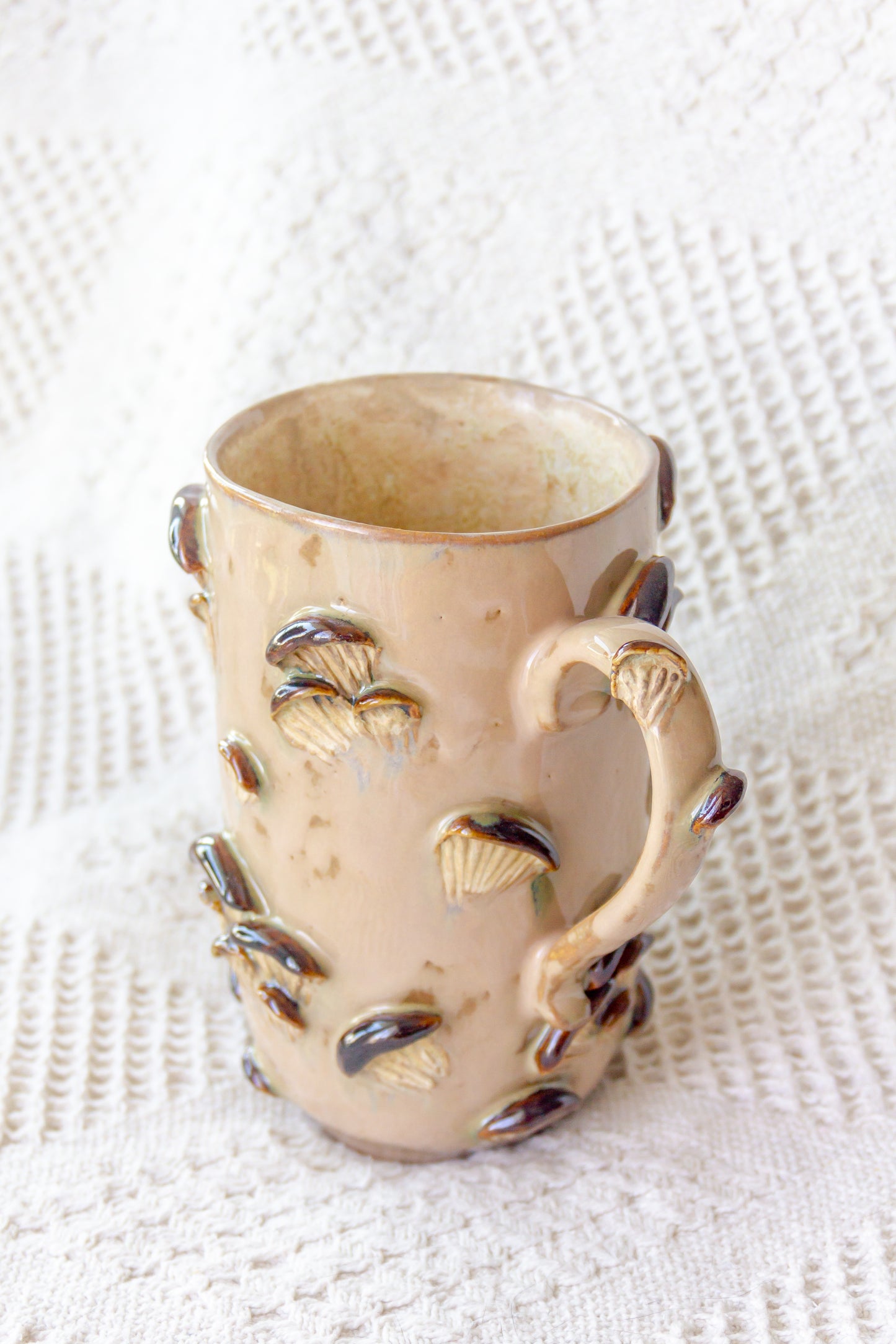 Kubek ceramiczny “Shrooms” beźowo-brązowy