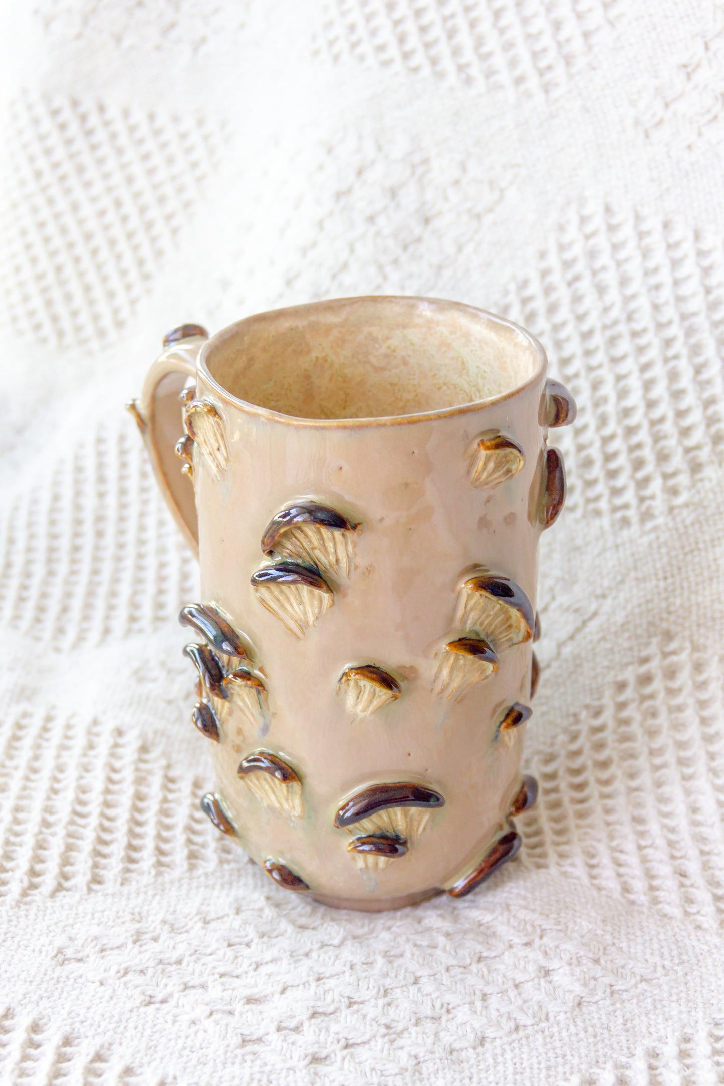Kubek ceramiczny “Shrooms” beźowo-brązowy