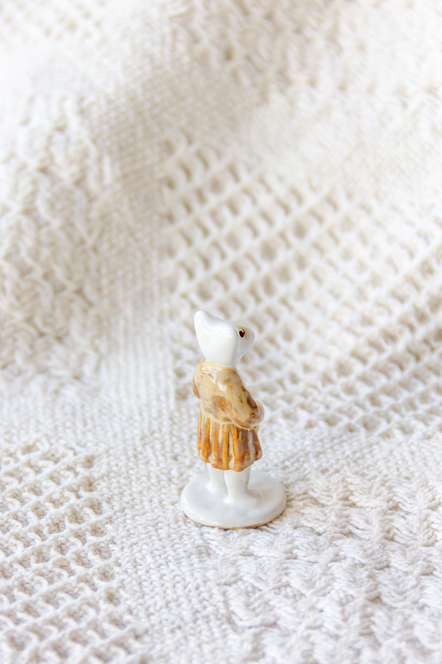 Werling z kłosami, rzeźba ceramiczna ze złoceniem