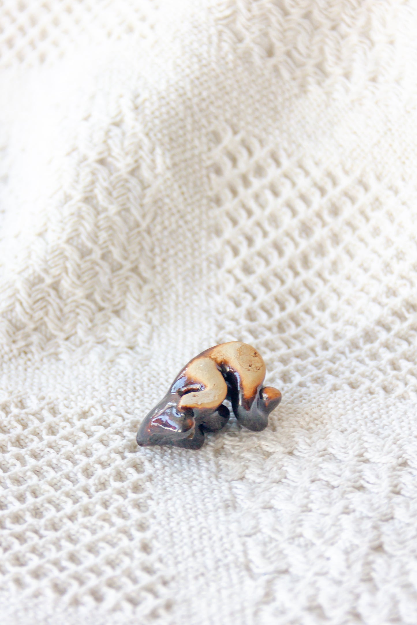 Werling śpiący, rzeźba ceramiczna ze złoceniem