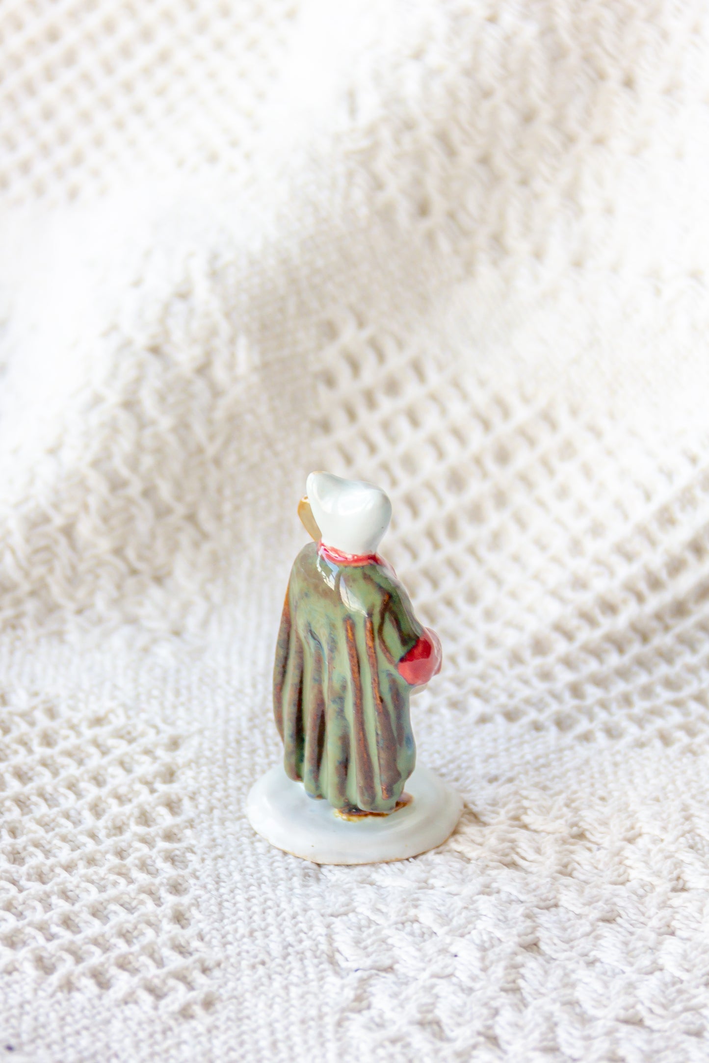 Werling minstrel, rzeźba ceramiczna ze złoceniem