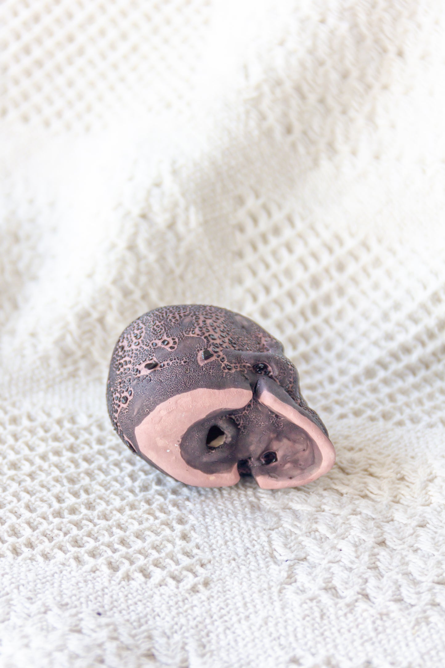 Czaszka ceramiczna mini czarno-różowa