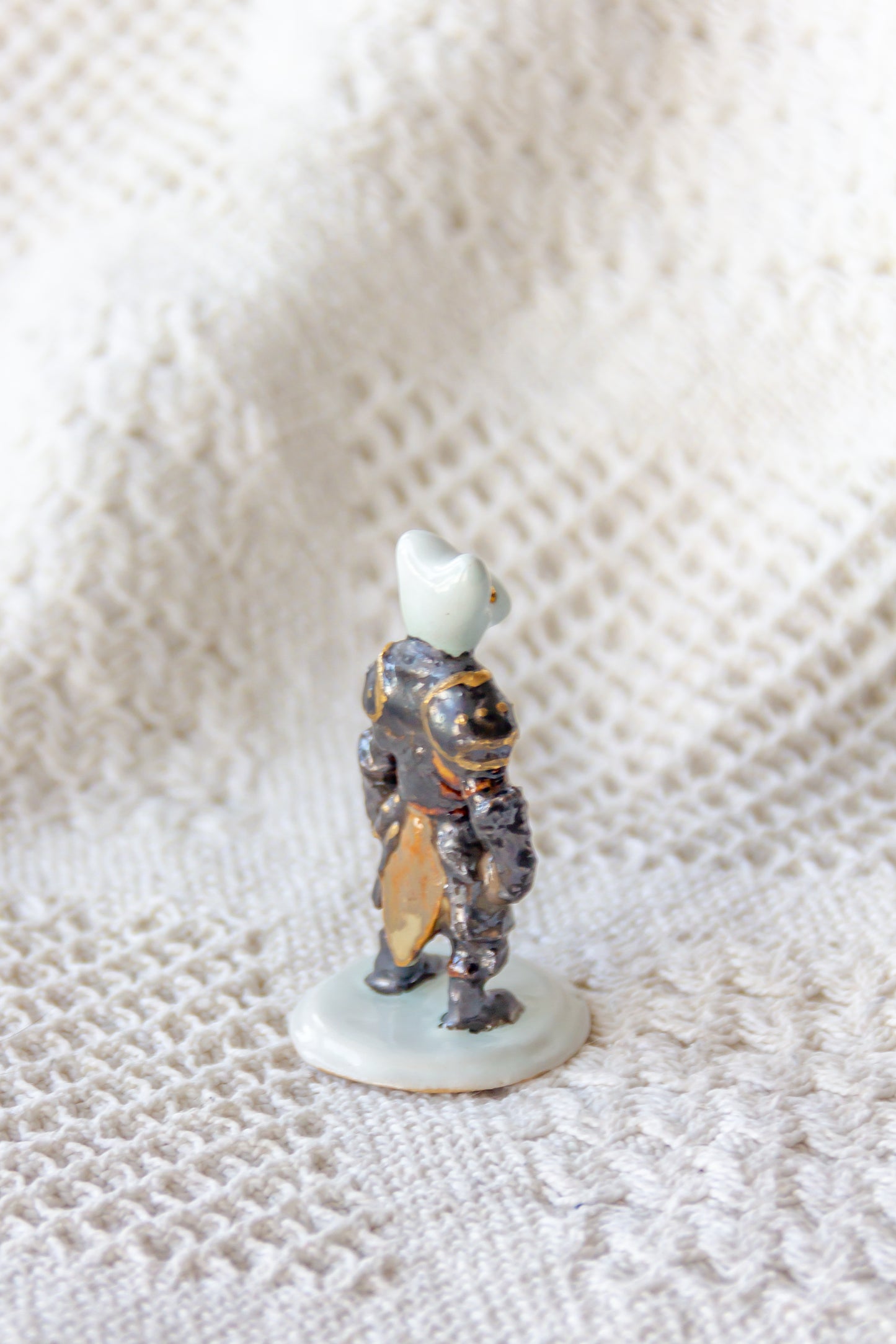 Werling rycerz, rzeźba ceramiczna ze złoceniem