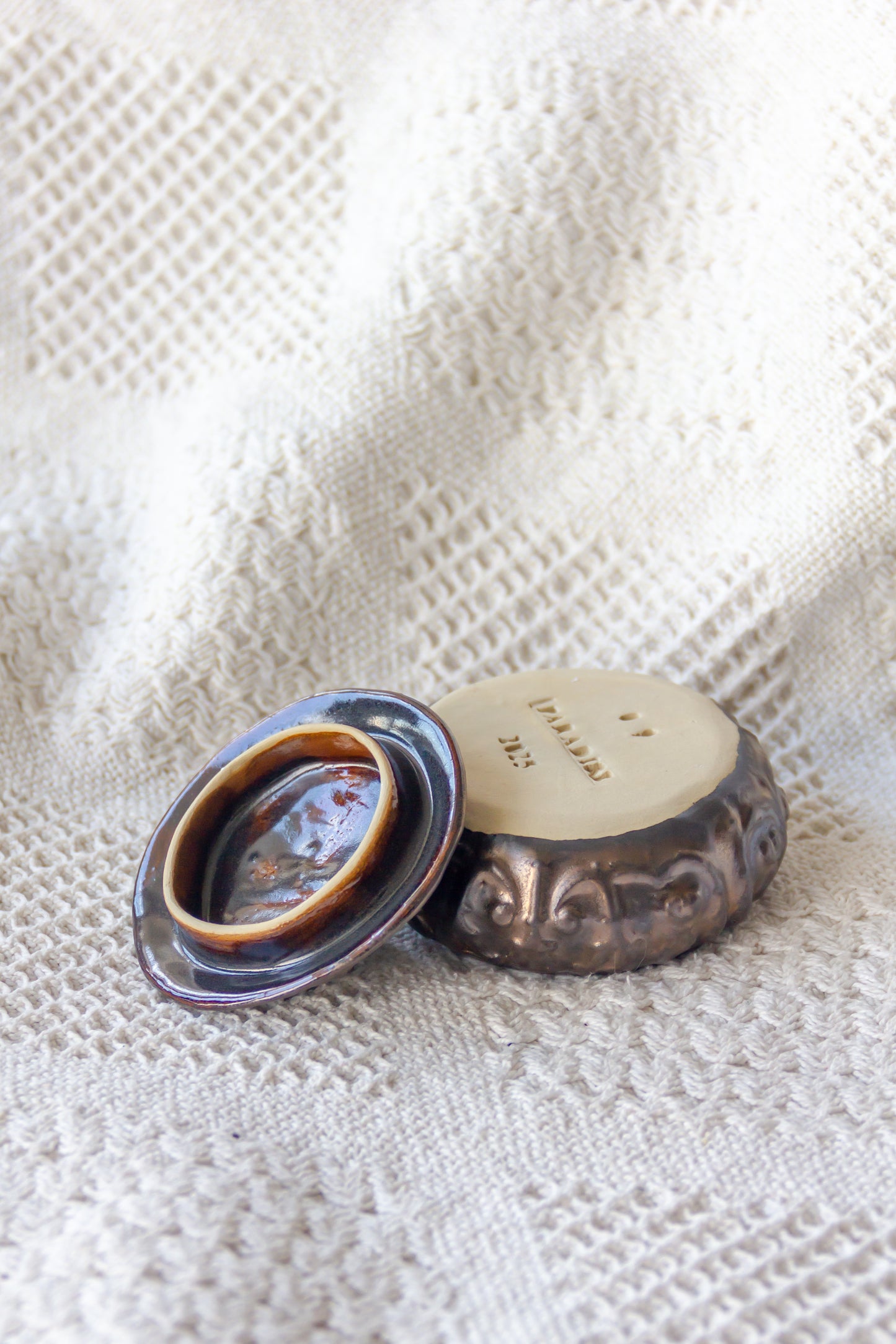 Szkatułka ceramiczna czarno-brązowa