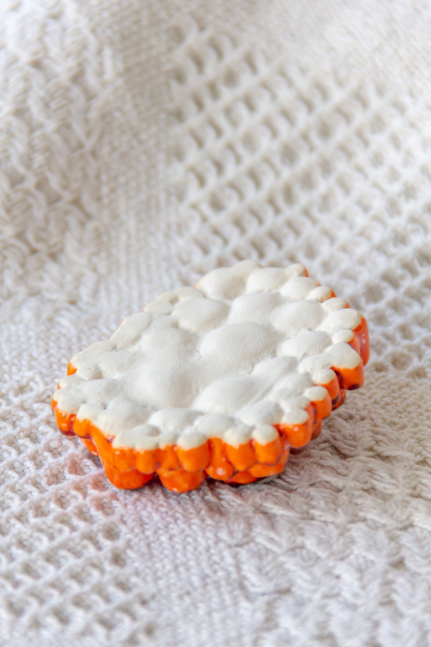 Rzeźba ceramiczna “Ascydia” czerwono-pomarańczowa