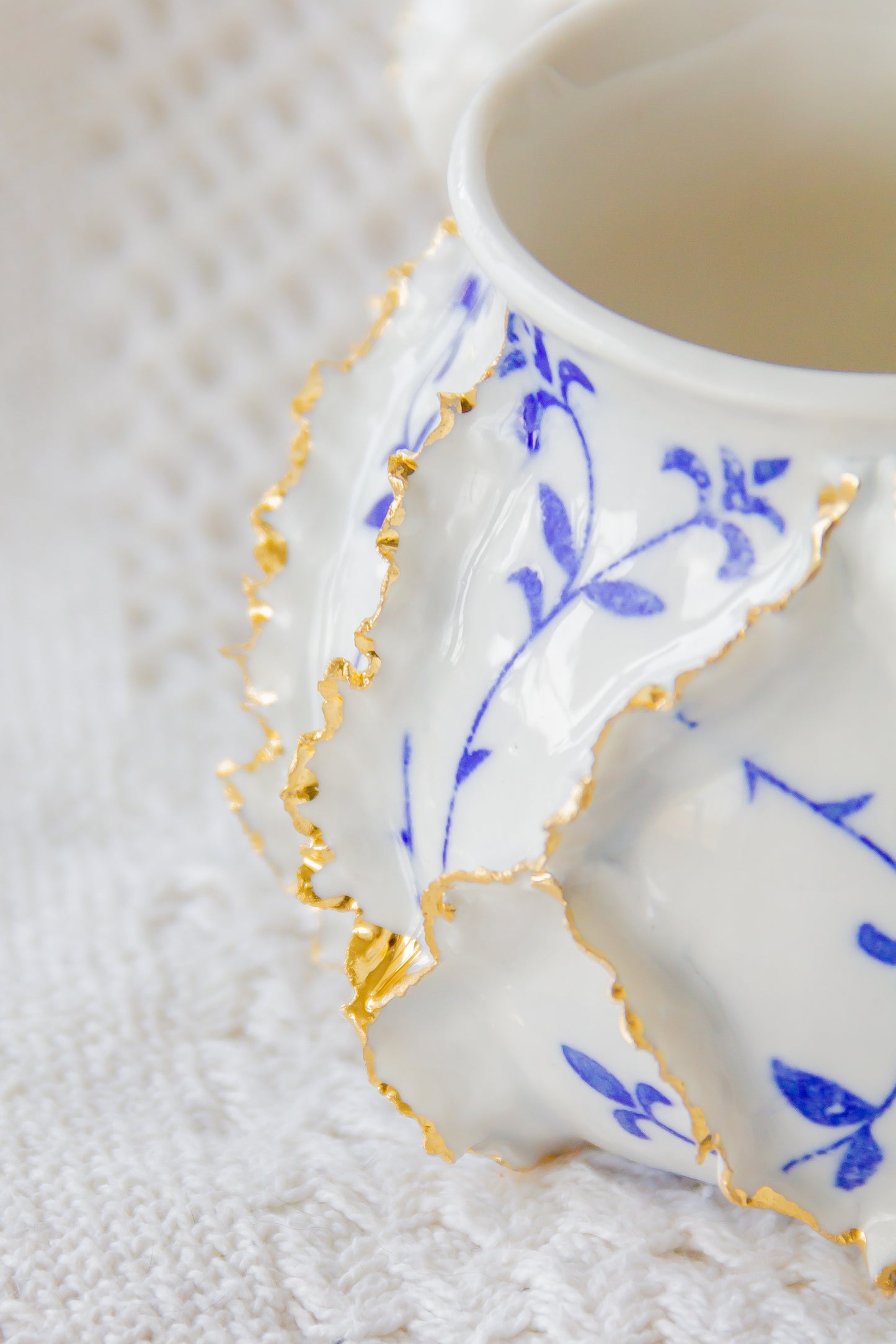 Kubek porcelanowy „Laminari” ze złoceniem