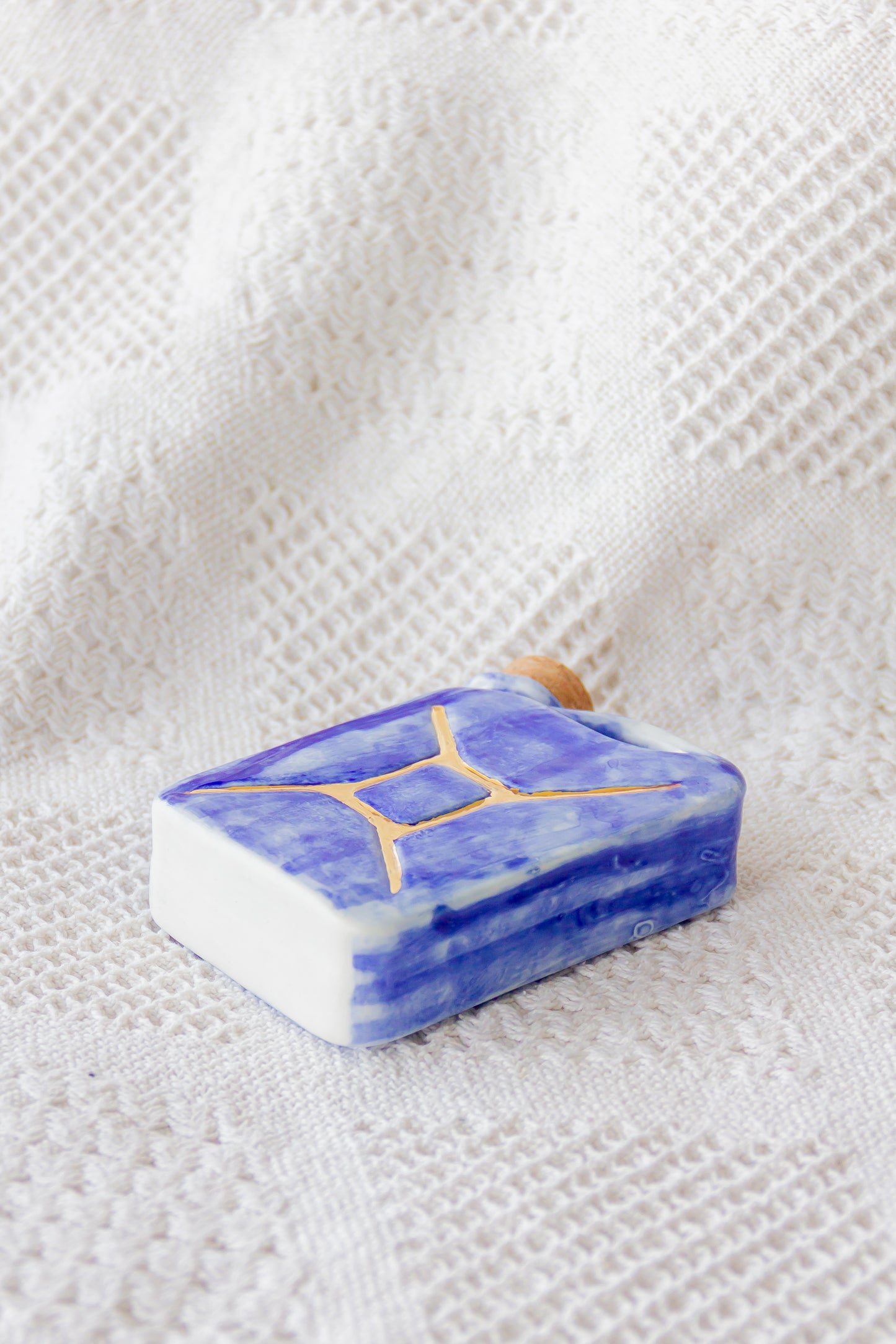 Porcelanowa piersiówka kanister ze złoceniem