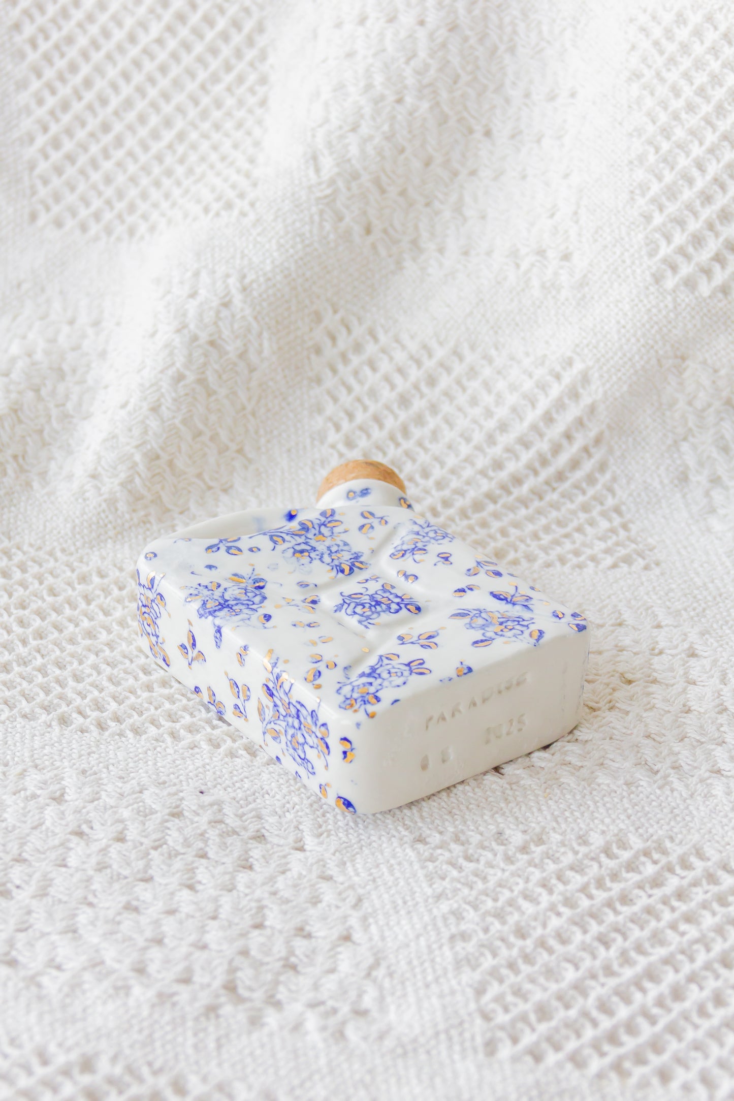 Porcelanowa piersiówka kanister ze złoceniem