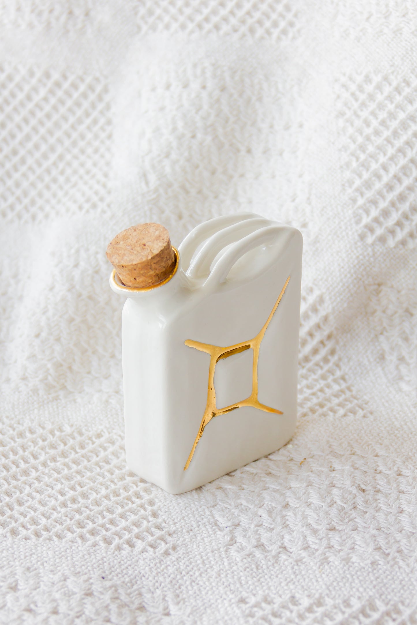 Porcelanowa piersiówka kanister ze złoceniem