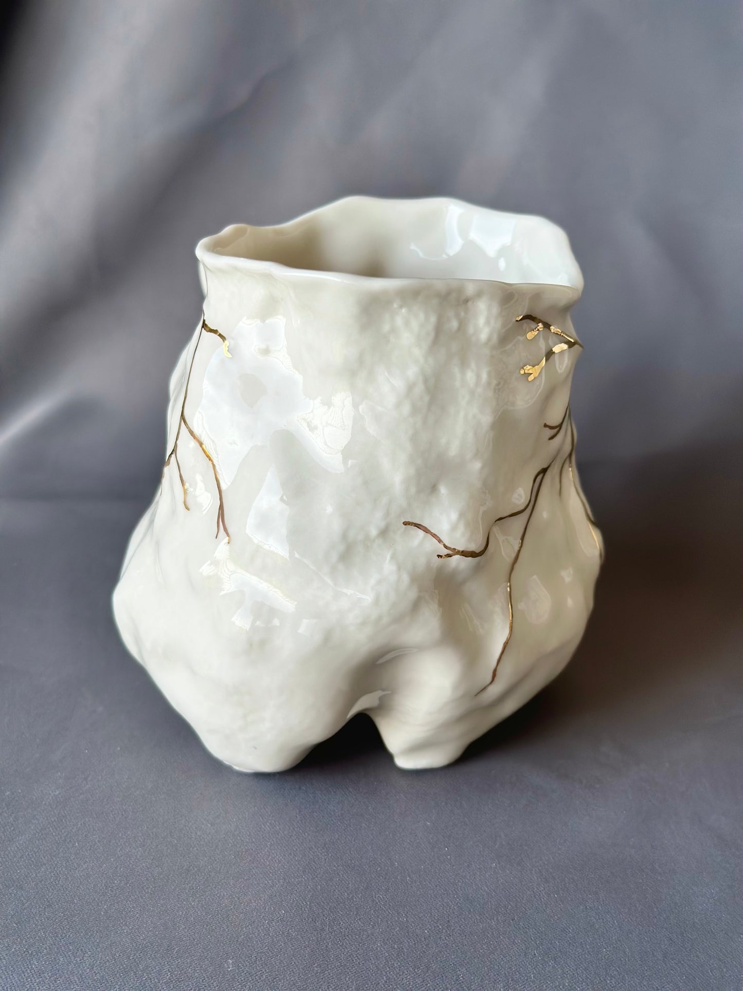 Kubek porcelanowy “Couroupita” w kolorze białym ze złoceniem