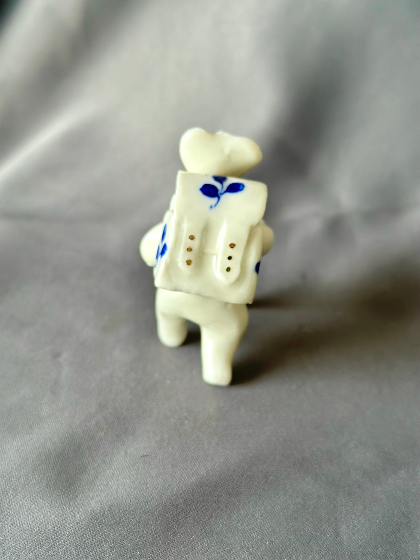 Werling podróżnik, rzeźba porcelanowa ze złoceniem