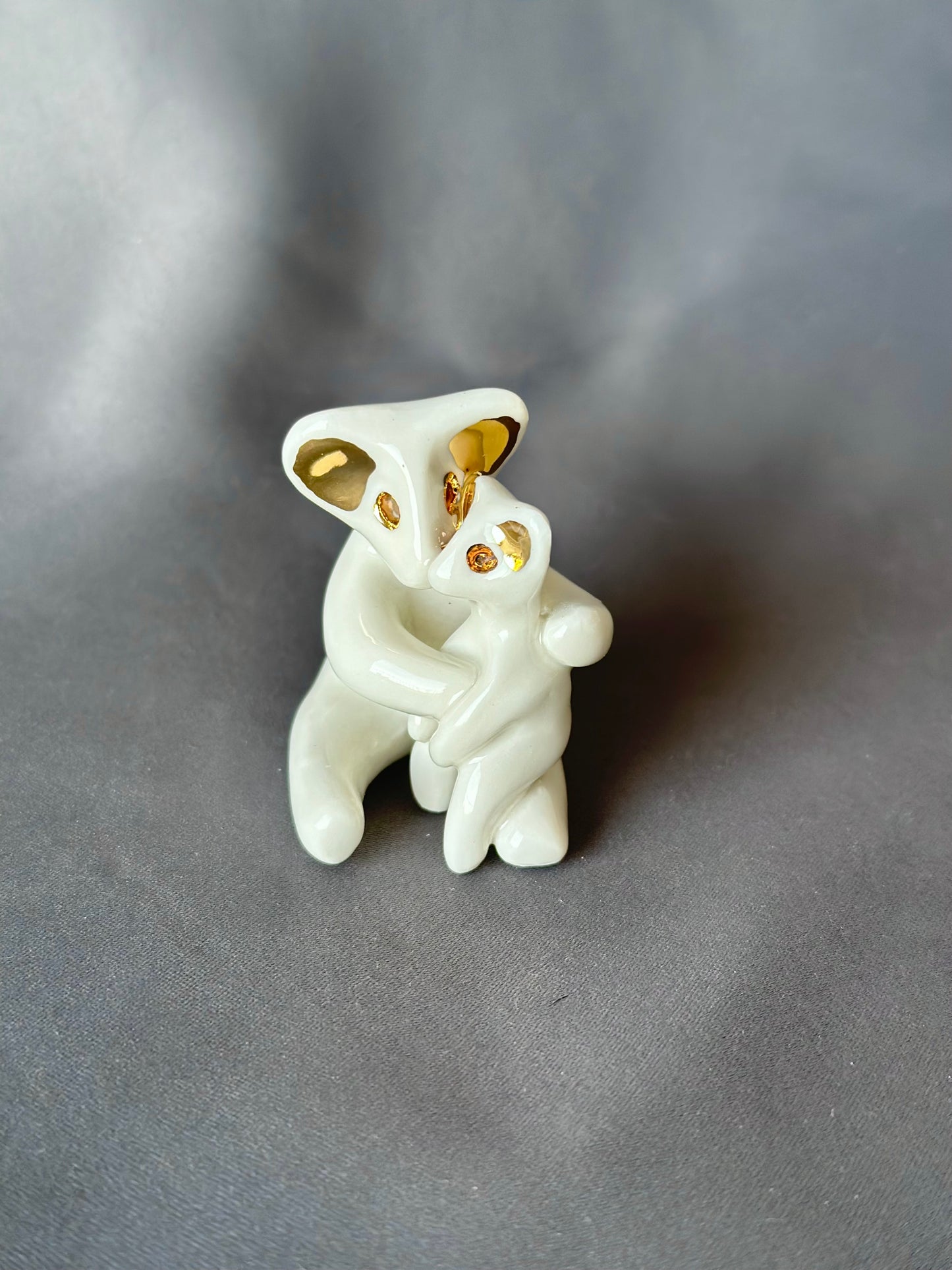 Werling z dzieckiem, rzeźba porcelanowa złocona