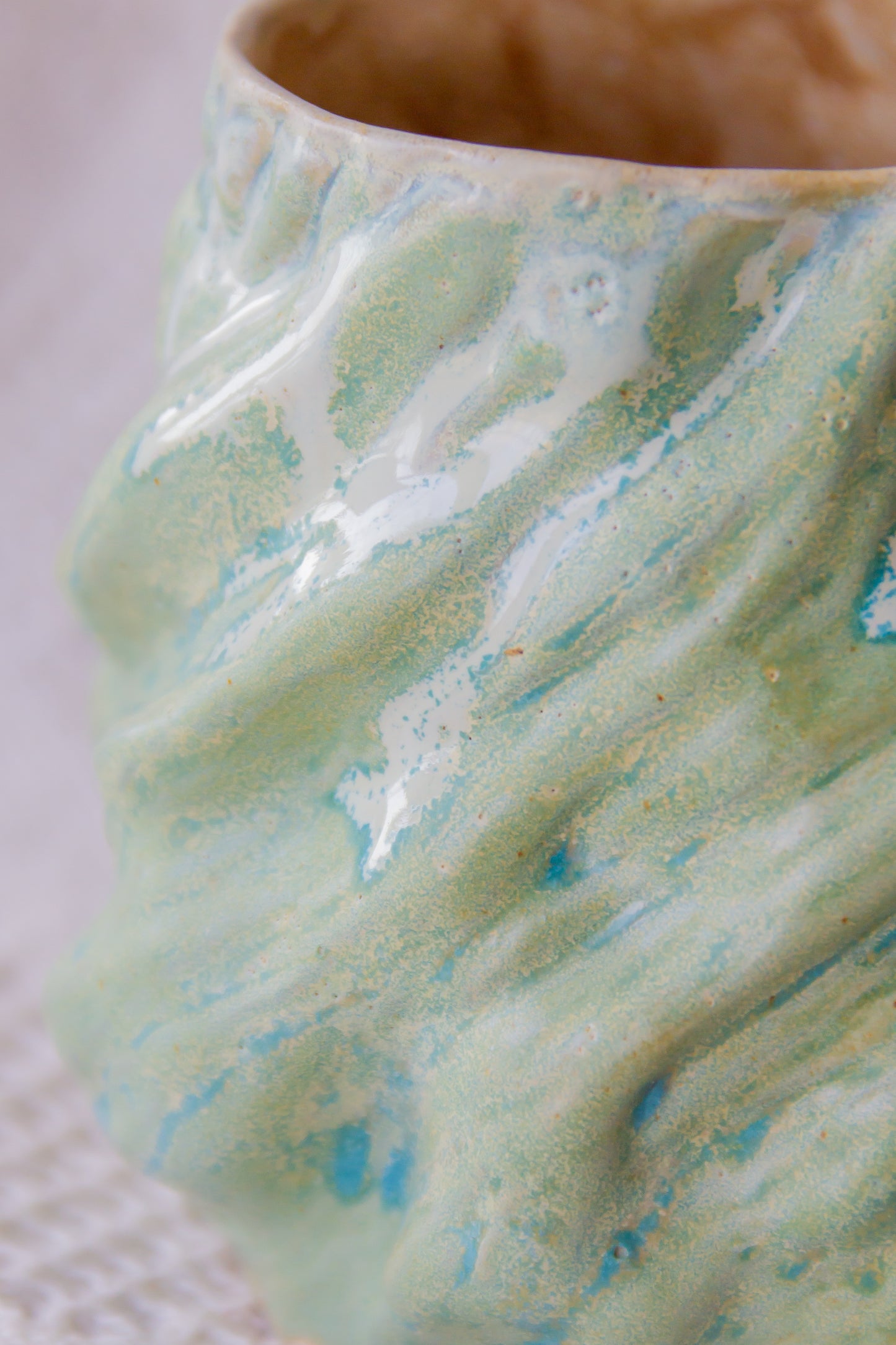 Kubek ceramiczny „Wave” zielono-beżowy