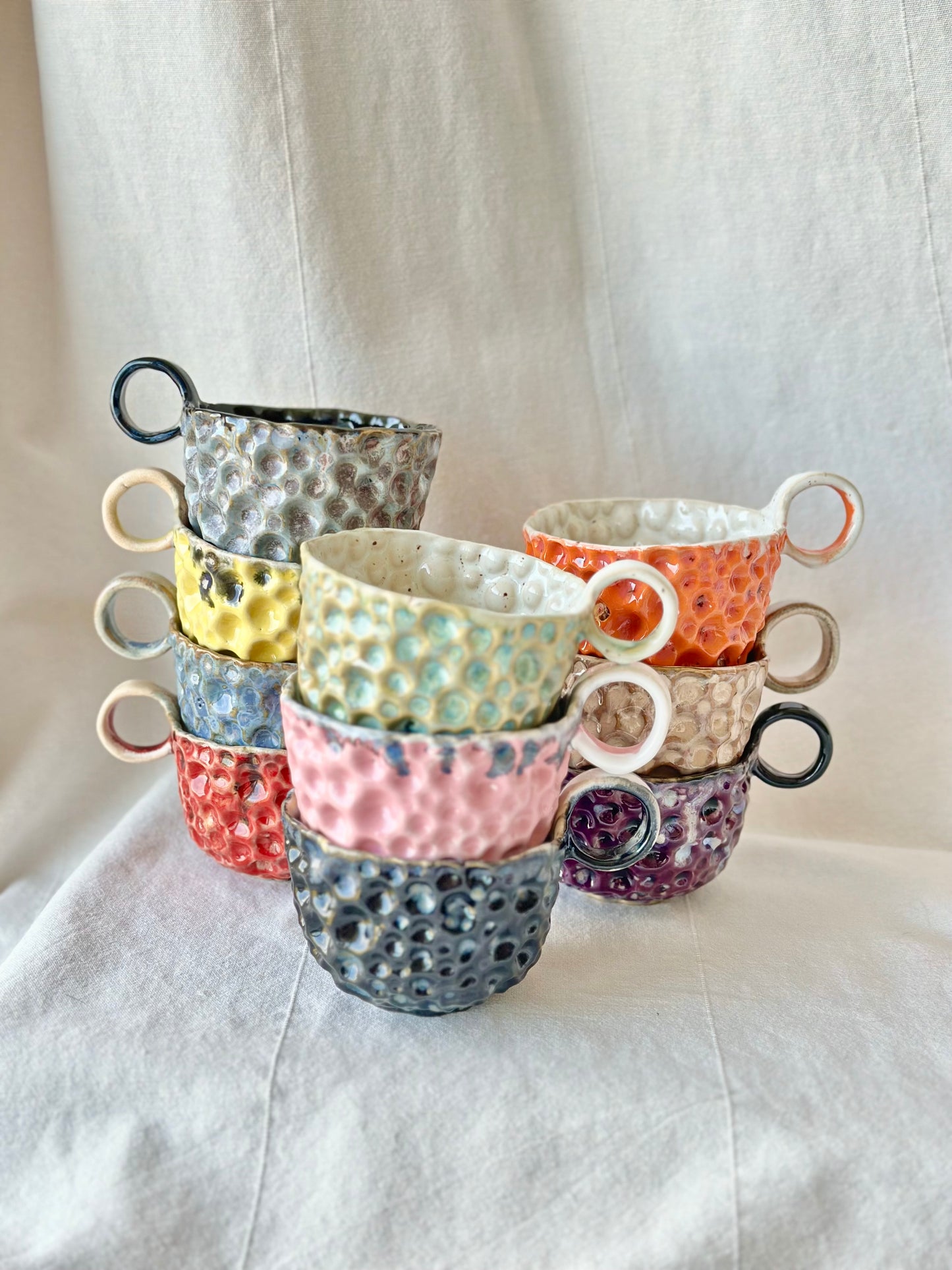 Tasse en céramique jaune et beige