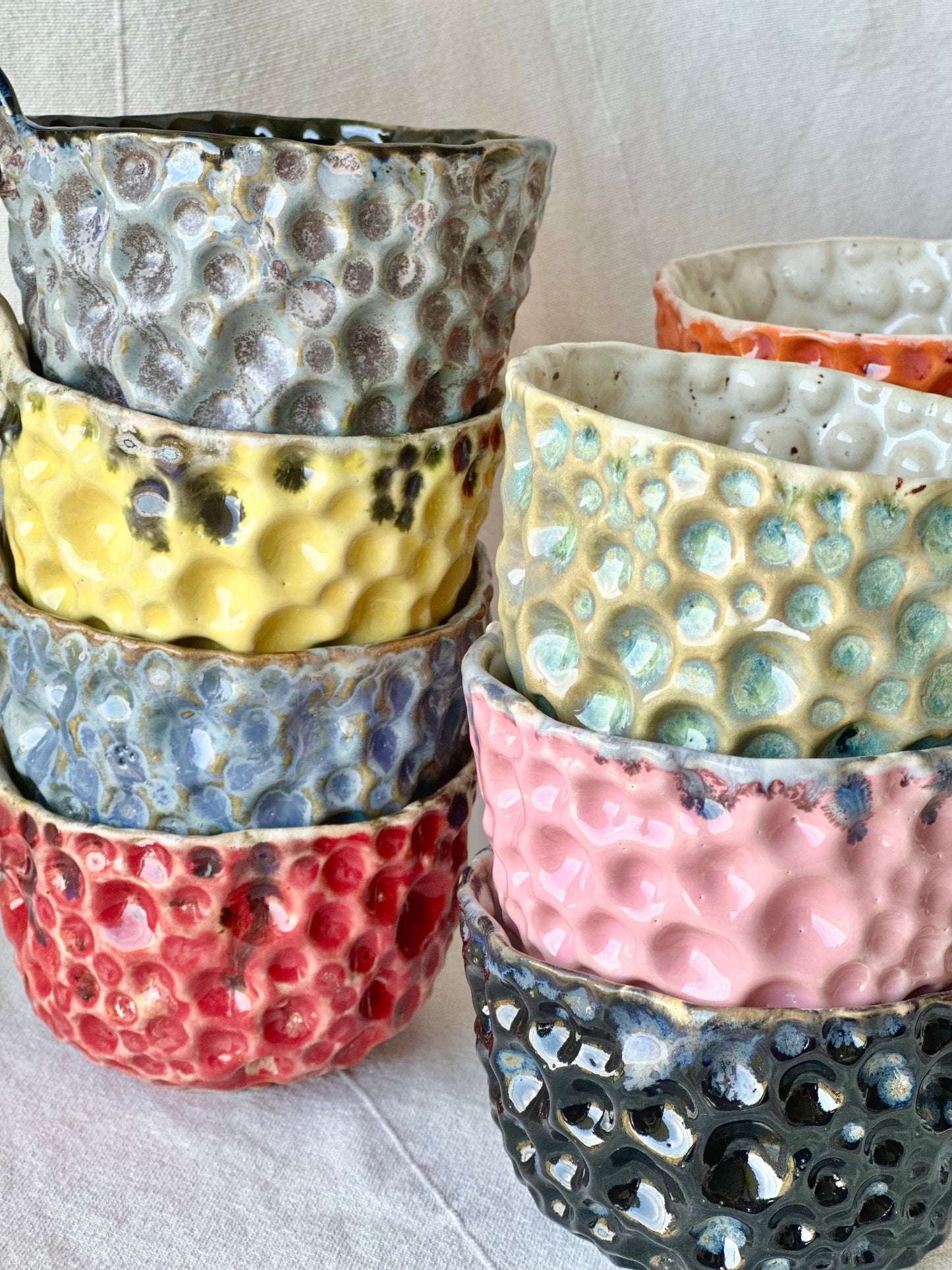 Filiżanka ceramiczna biało-różowa