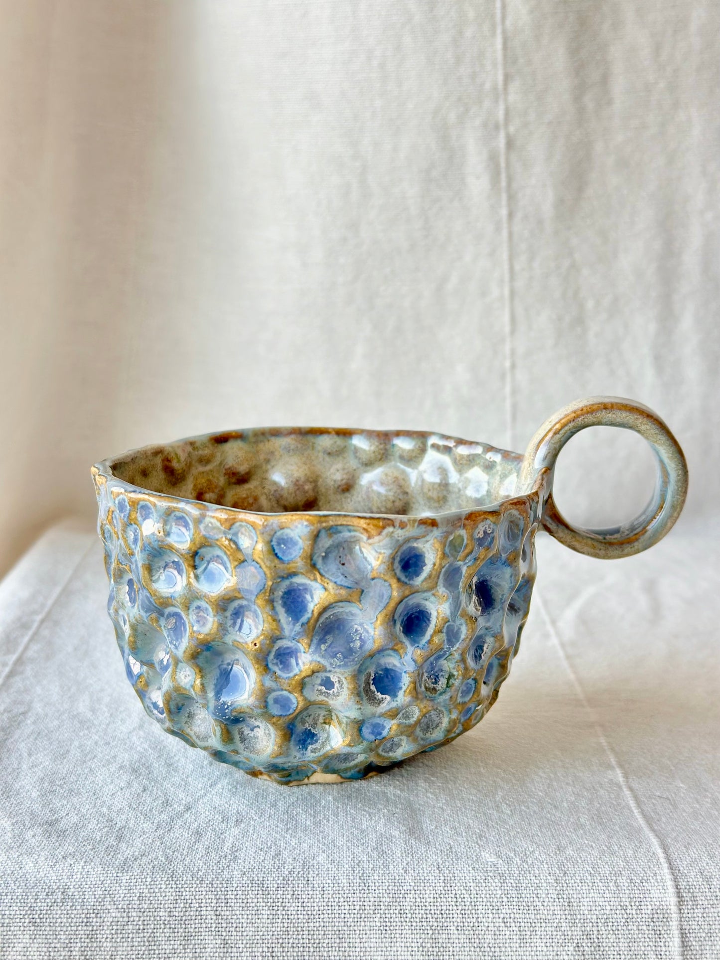 Filiżanka ceramiczna niebiesko-beżowa