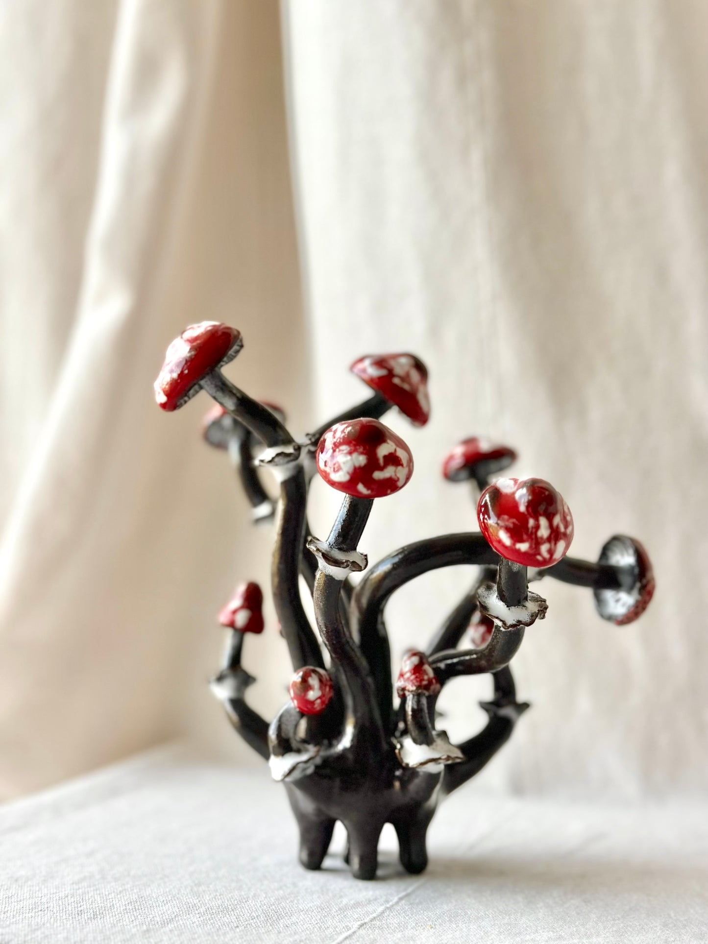 Grzyb ceramiczny czarno-czerwony