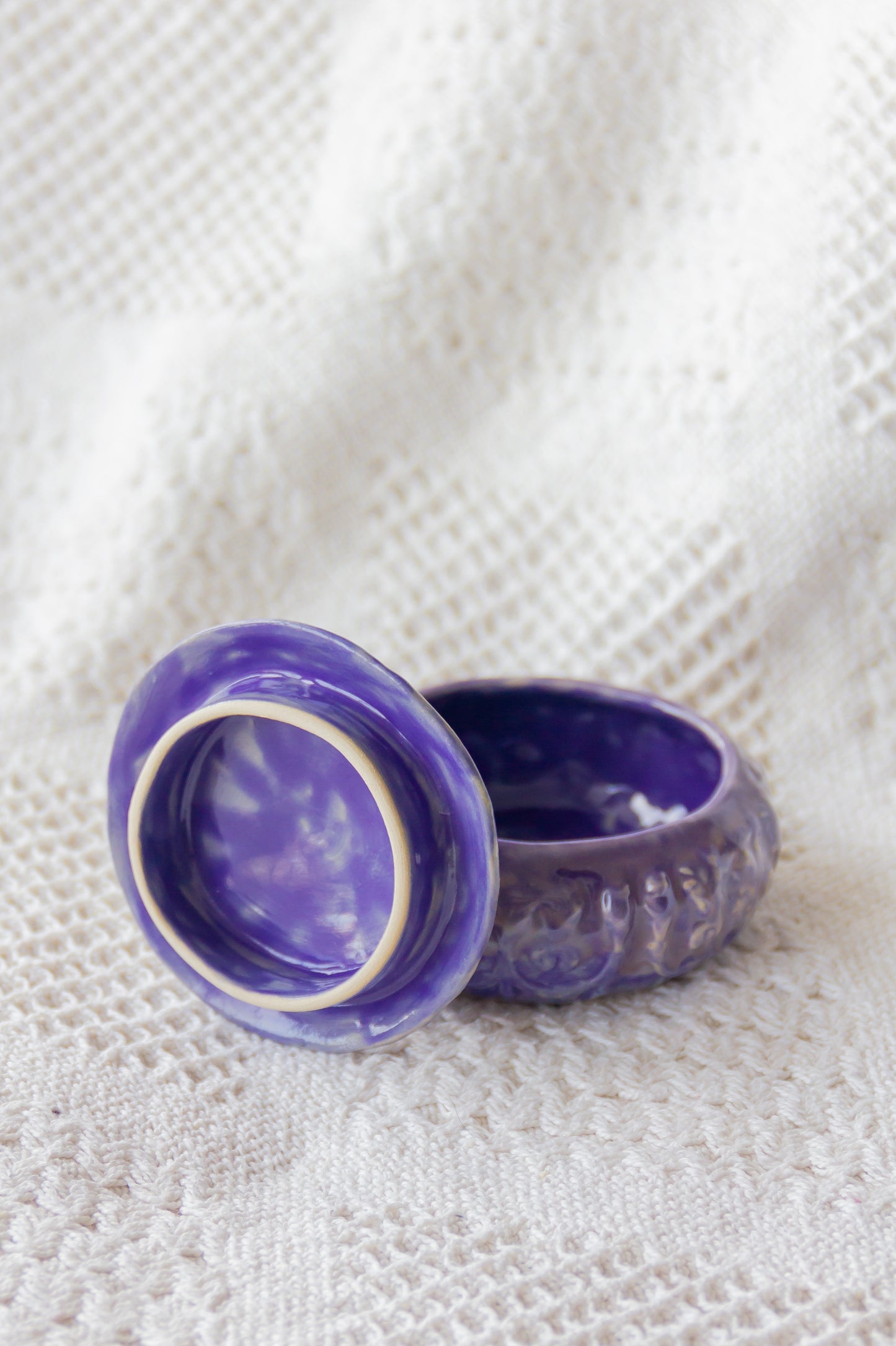 Szkatułka ceramiczna fioletowa ze złoceniem