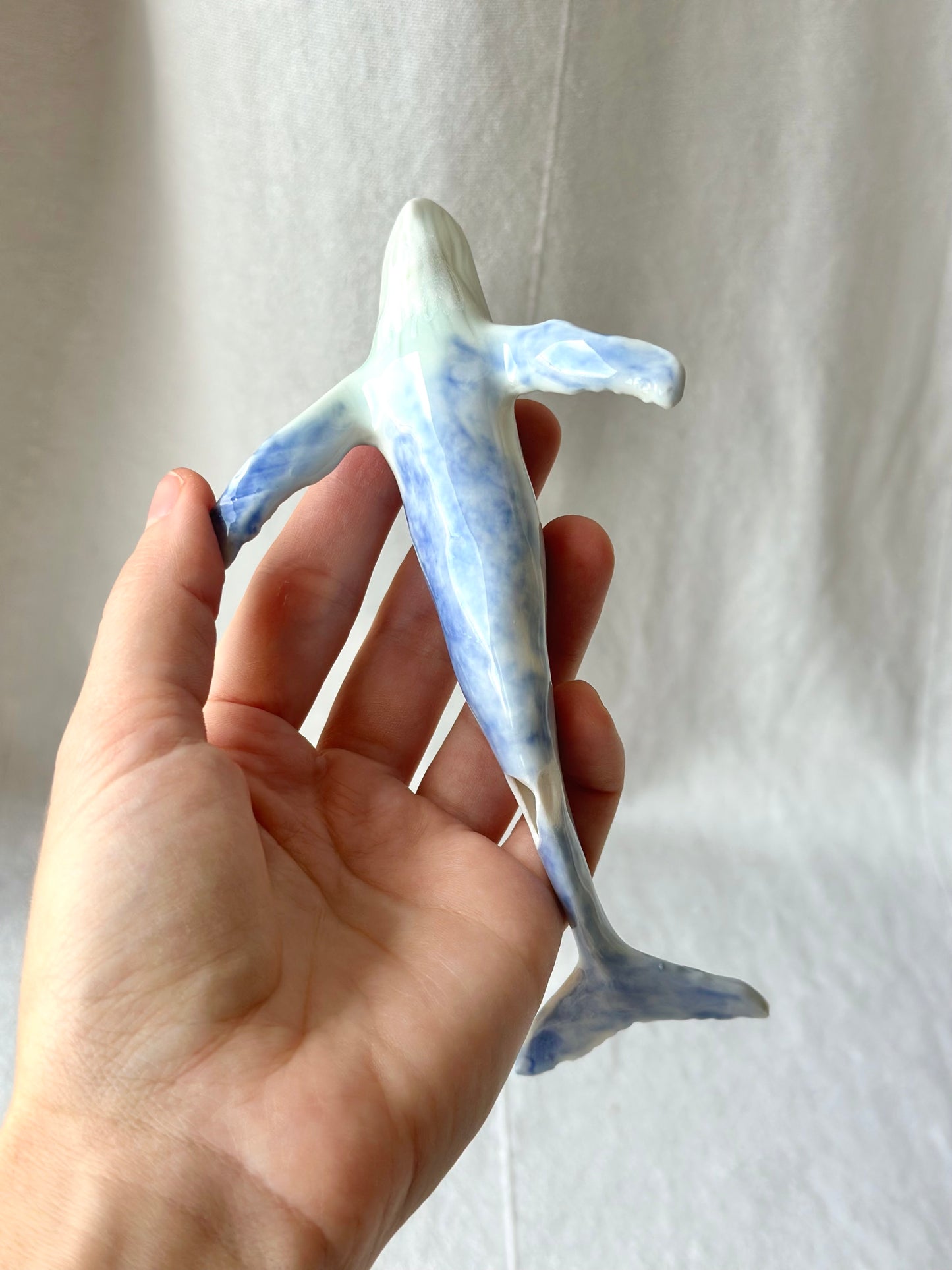 Wielorybek porcelanowy z wadą