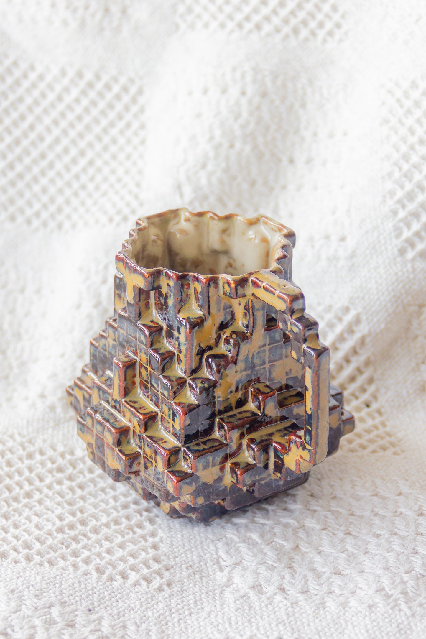 Kubek ceramiczny «8-Bit» beżowo-brązowy