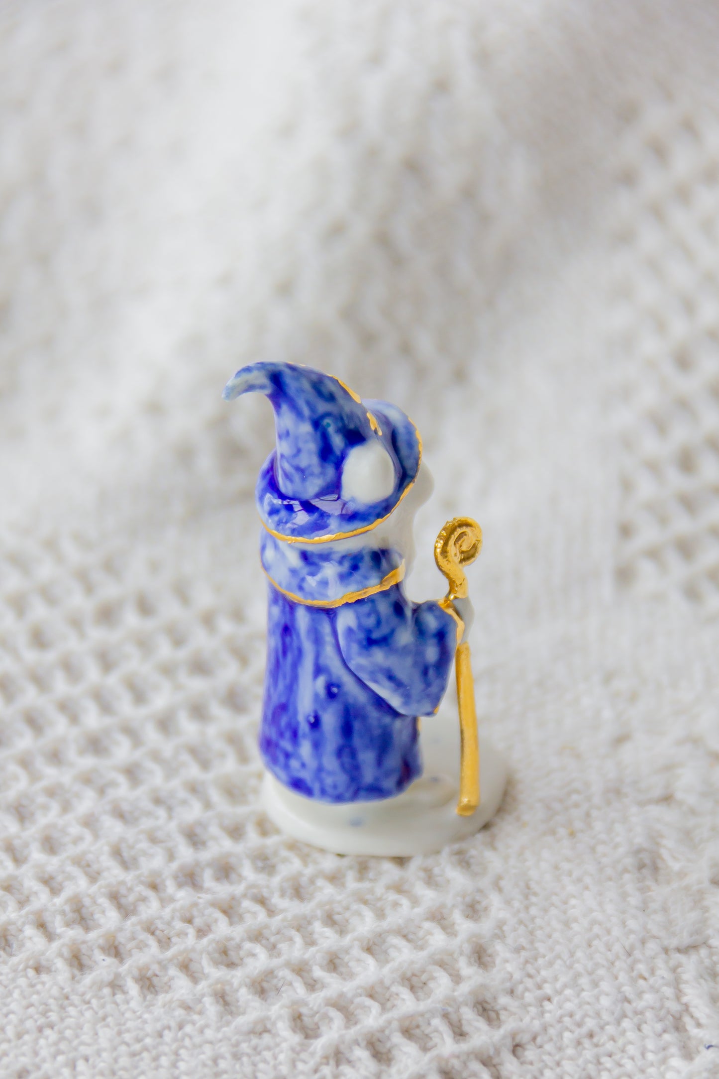 Werling czarodziej, rzeźba porcelanowa ze złoceniem