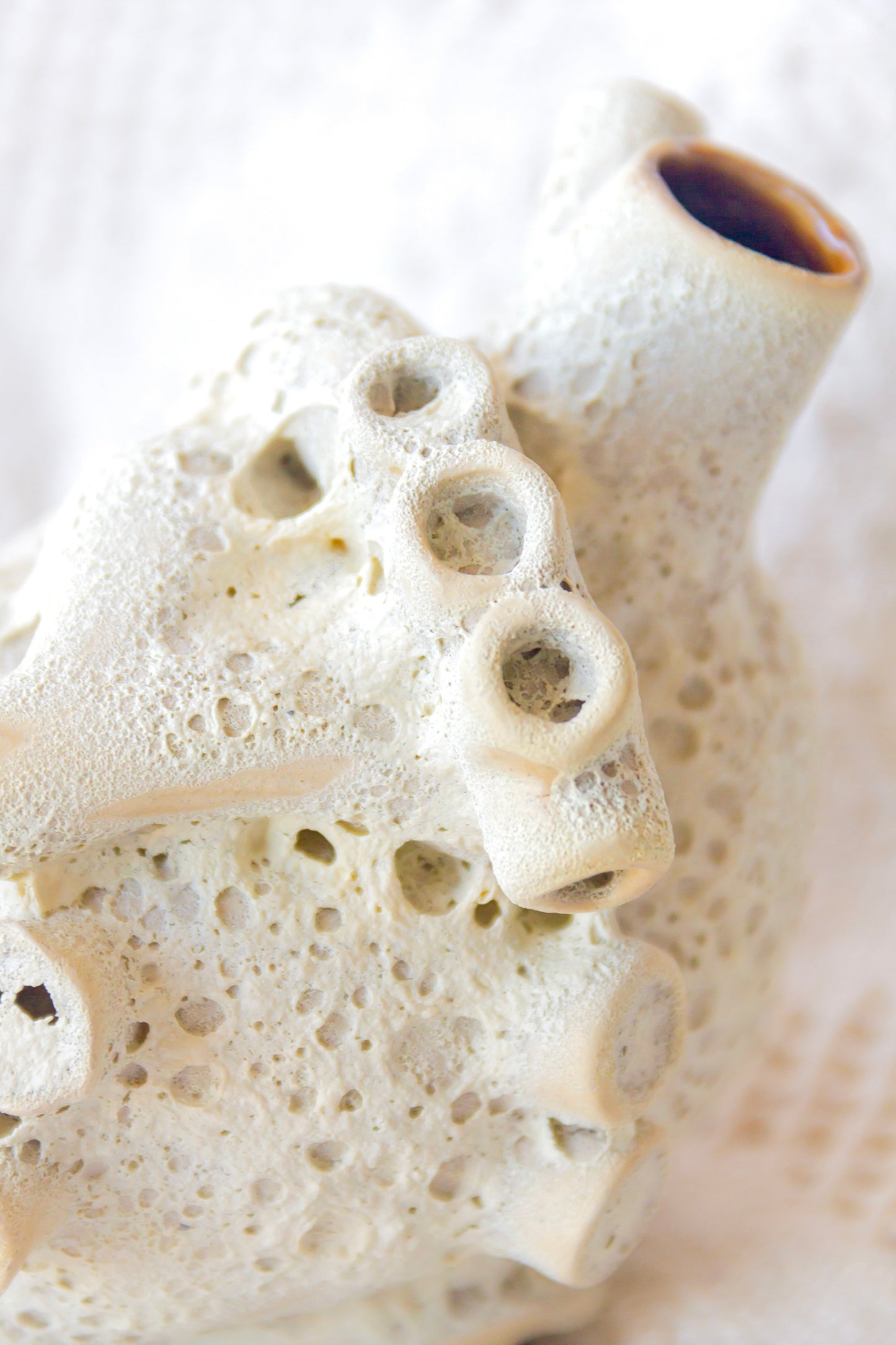 Serce ceramiczne biało-beżowe z efektem lawy