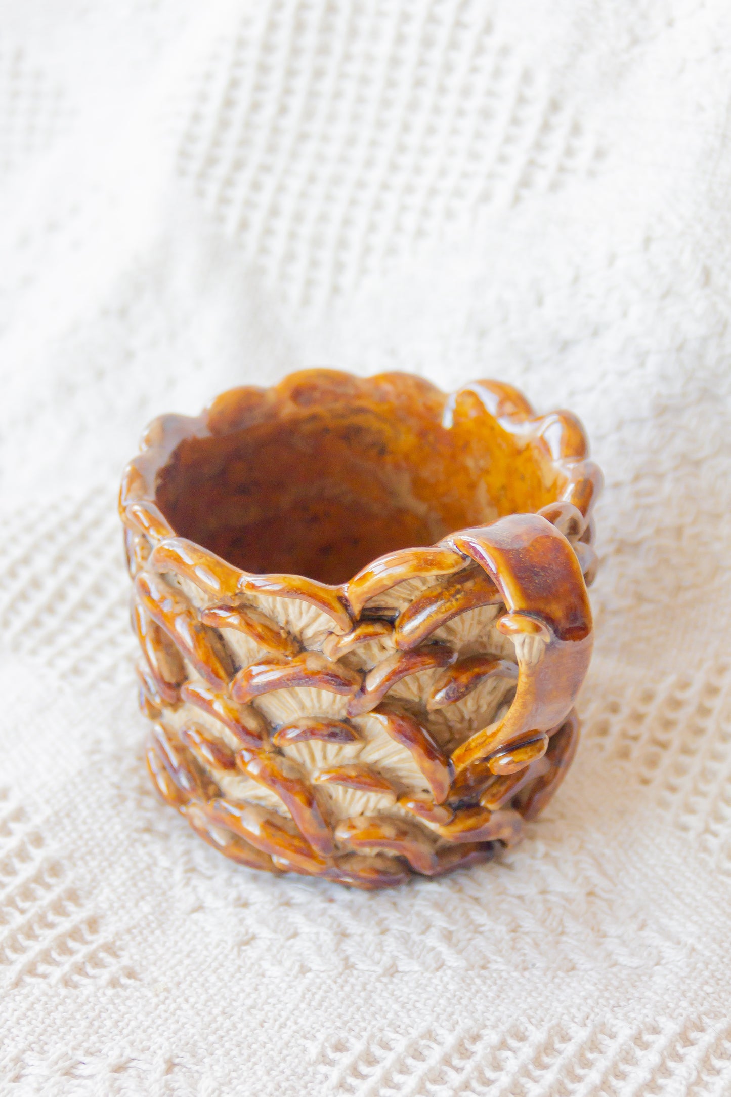 Kubek ceramiczny “Shrooms” beżowo-brązowy