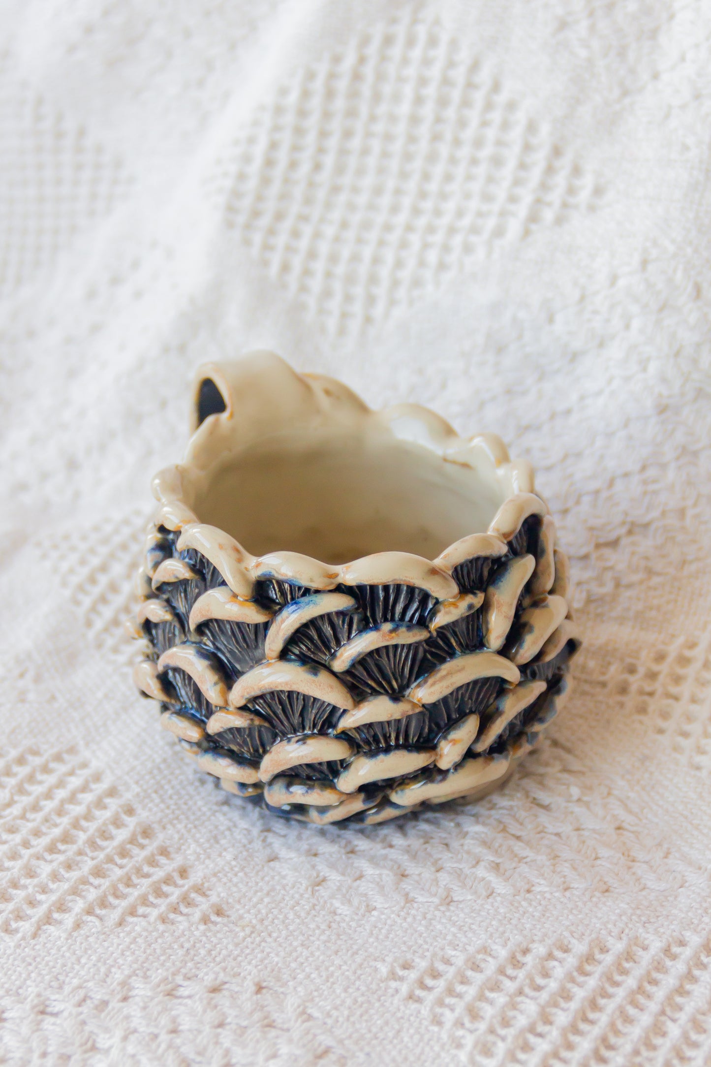 Kubek ceramiczny “Shrooms” beżowo-czarny