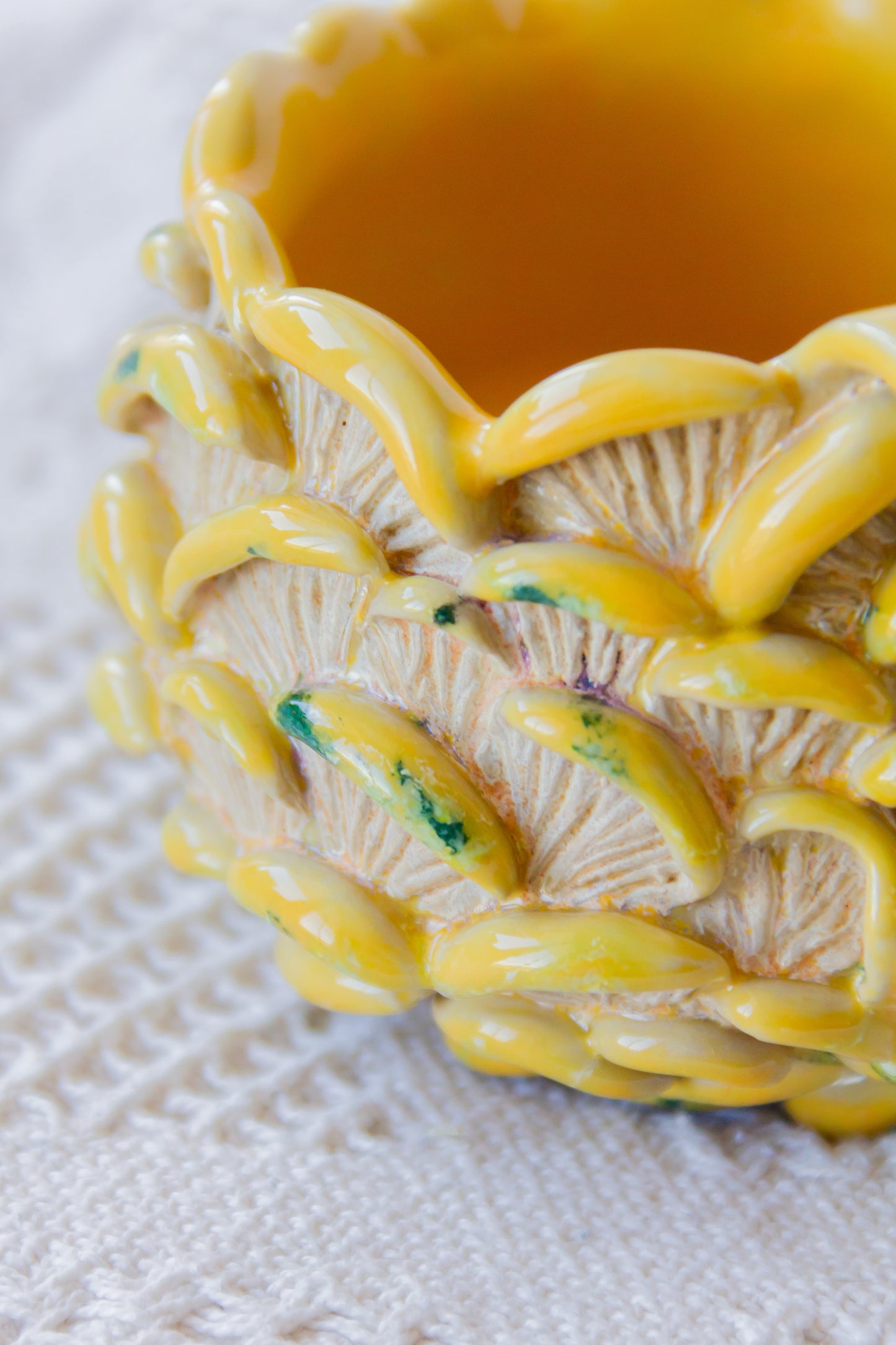 Kubek ceramiczny “Shrooms” zółto-beżowy