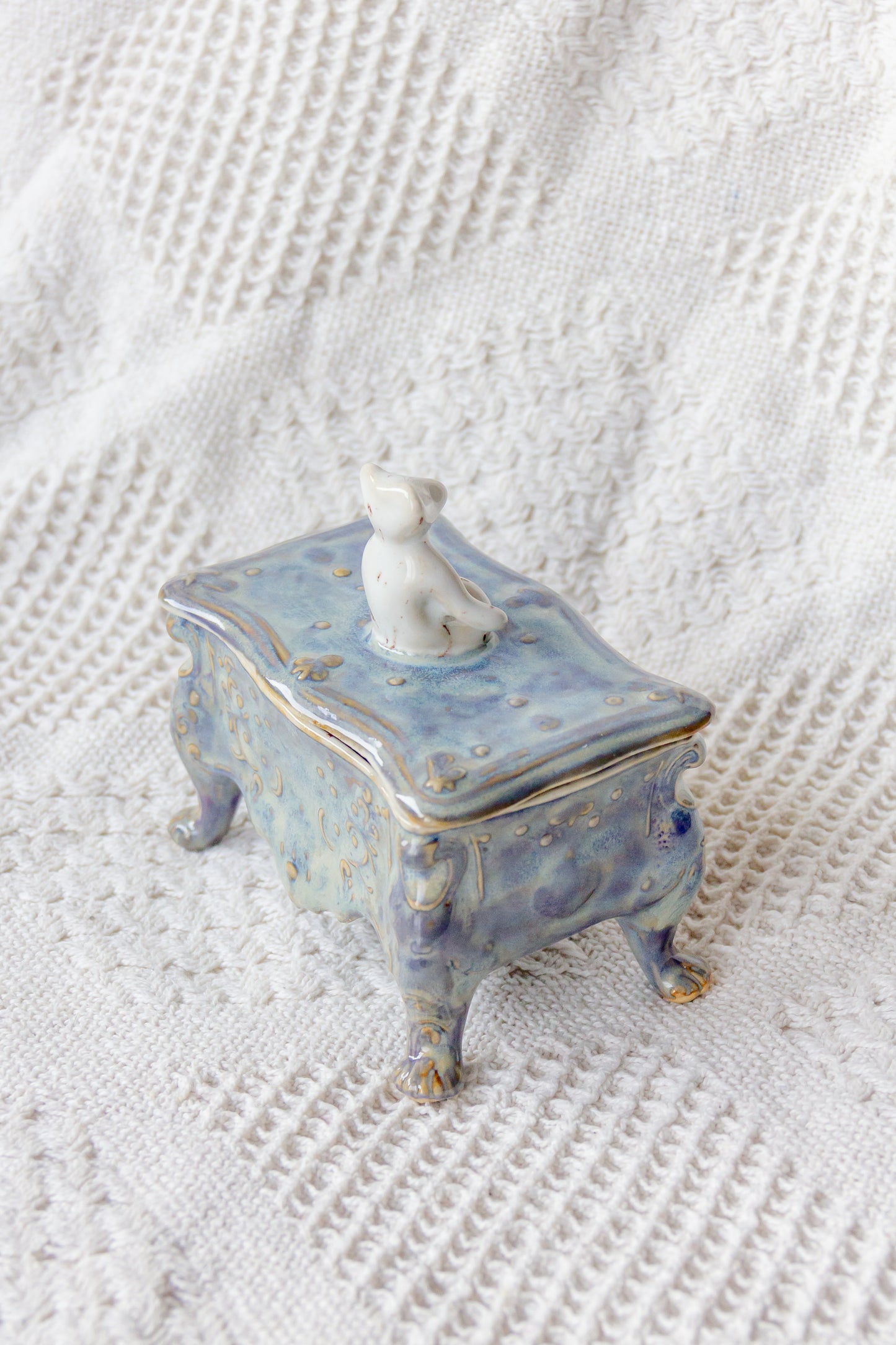 Szkatułka ceramiczna niebiesko-biała z werlingiem