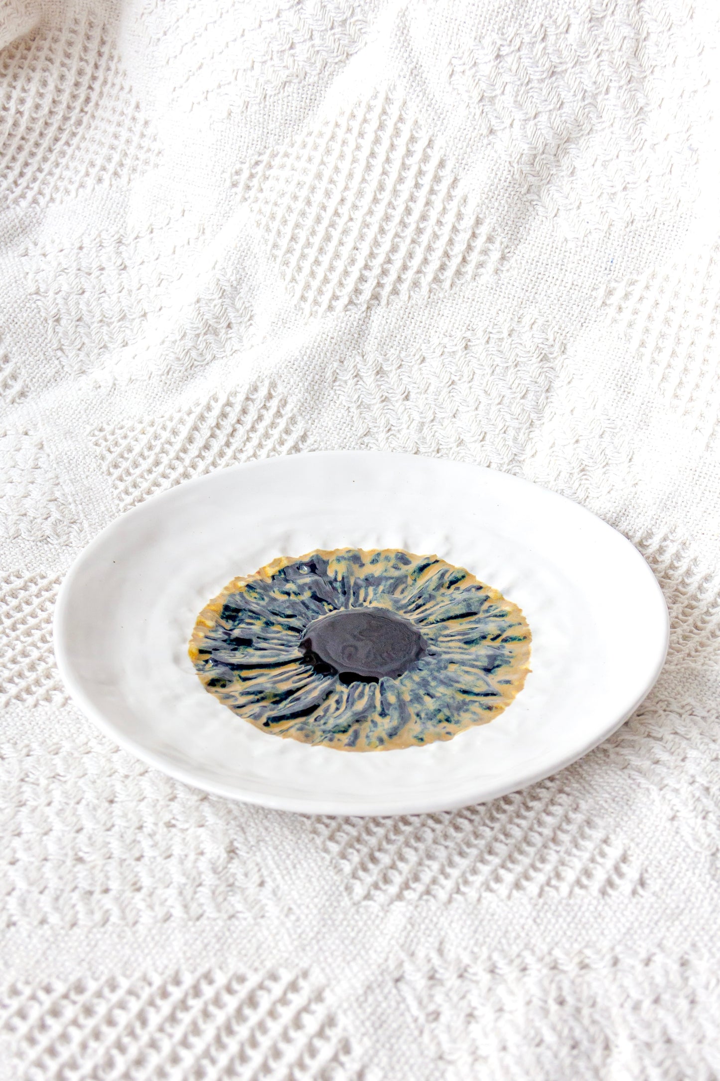 Talerz ceramiczny „Źrenica” biało-brązowy