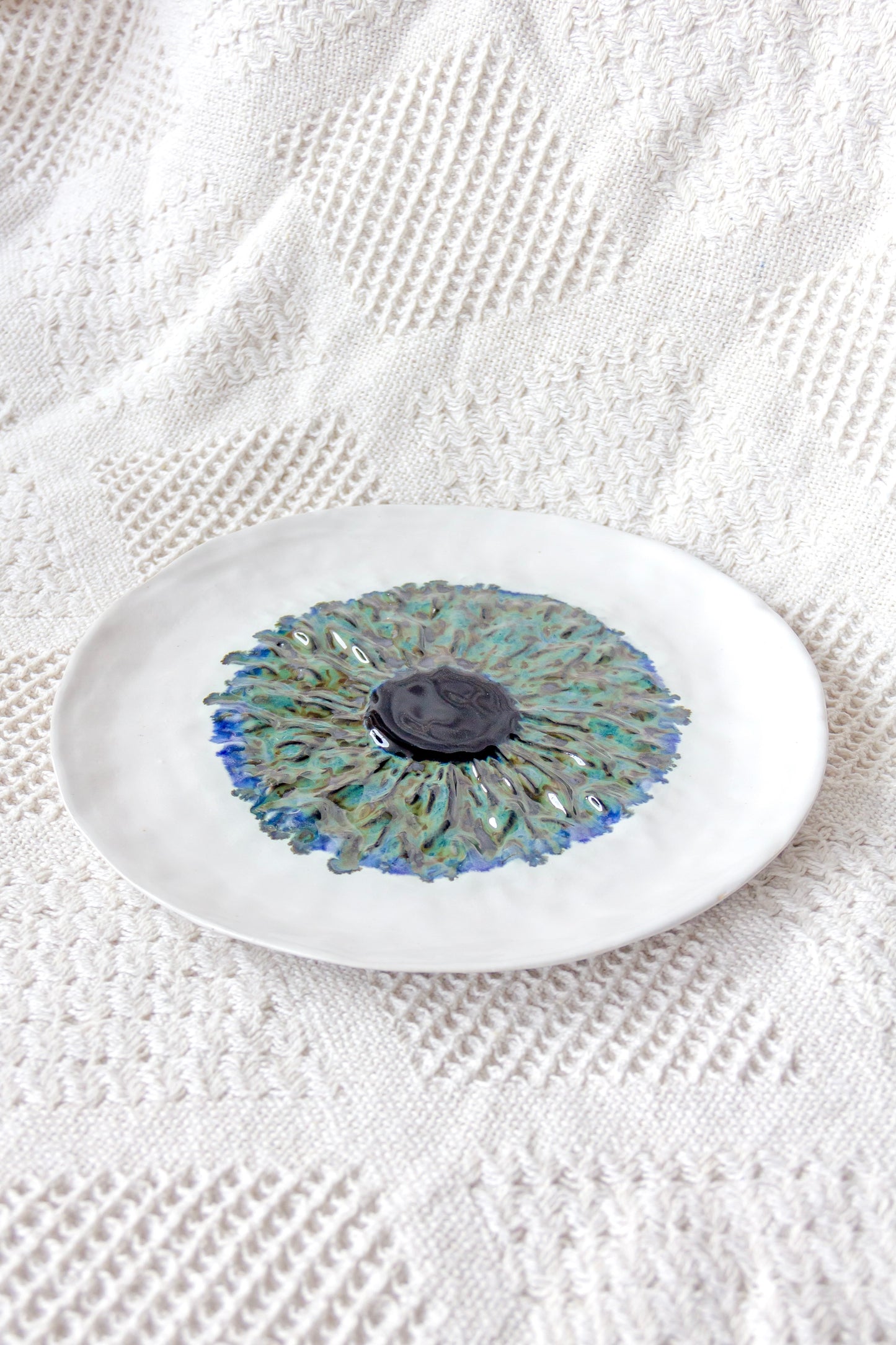 Talerz ceramiczny „Źrenica” biało-zielony