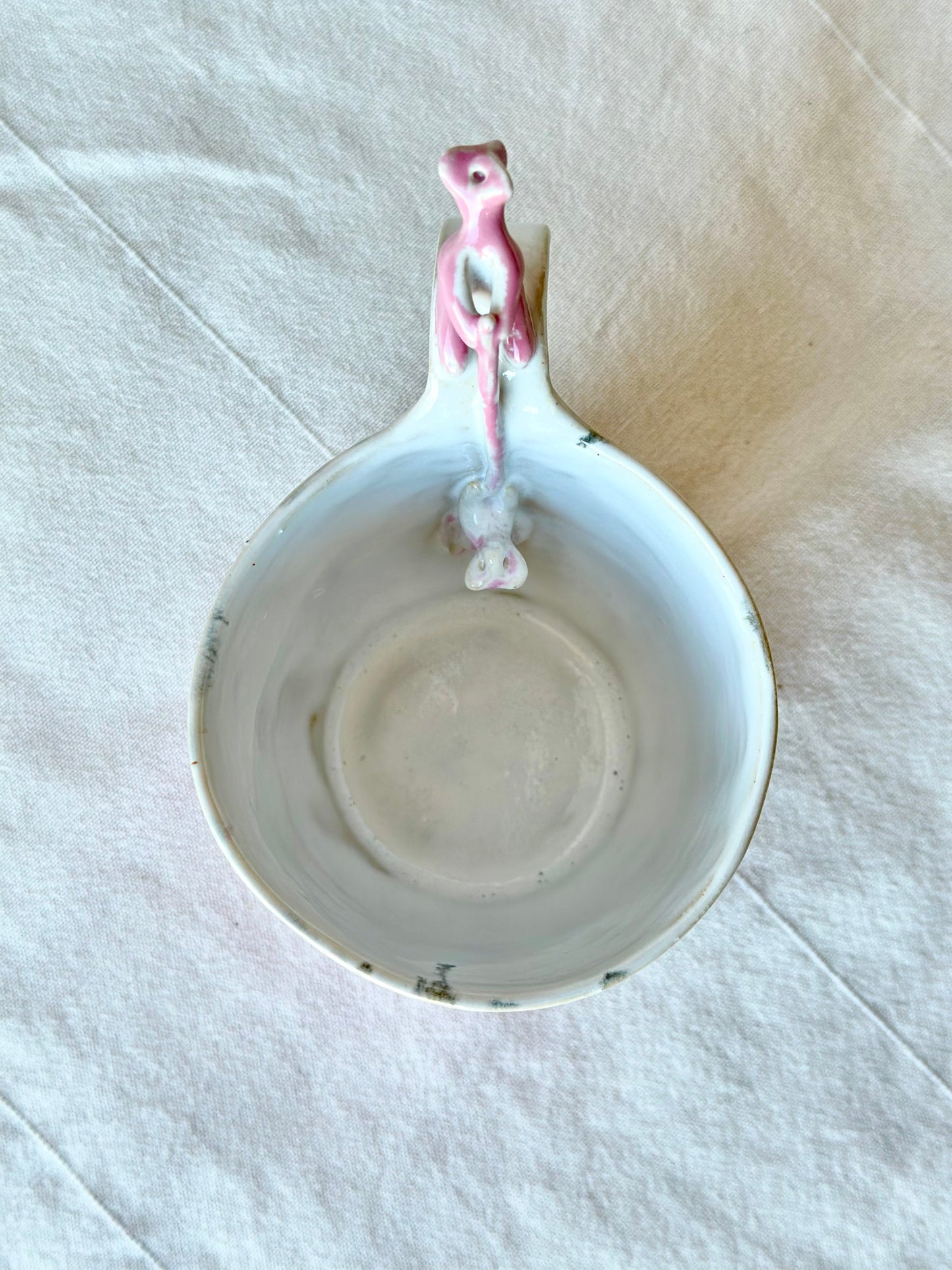 Kubek ceramiczny z werlingami w kolorze różowo-białym