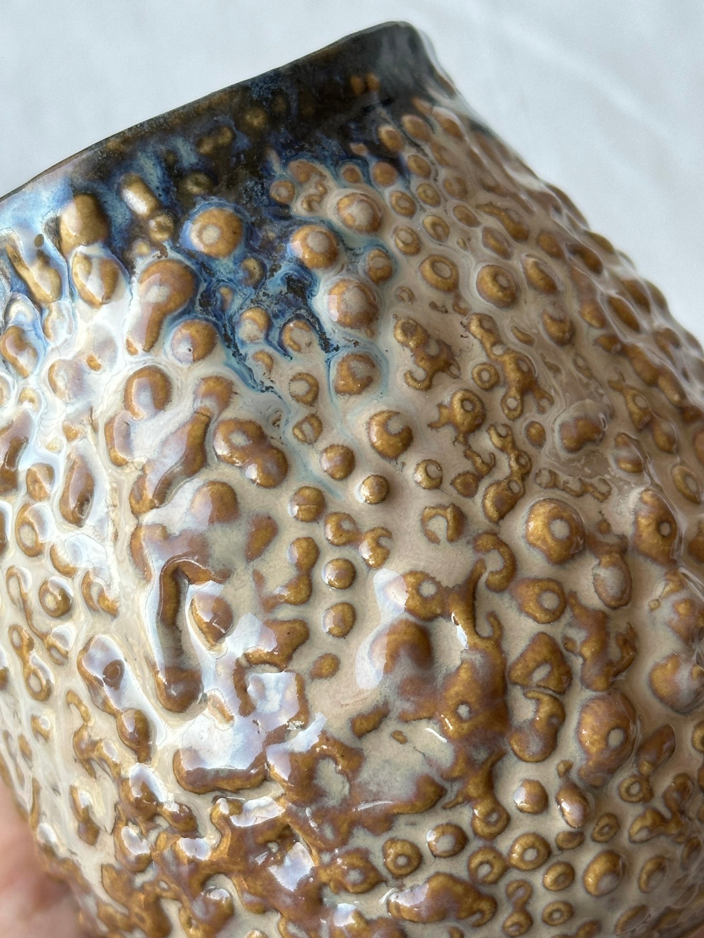 Kubek ceramiczny „Rafflesio” czarno-beżowy