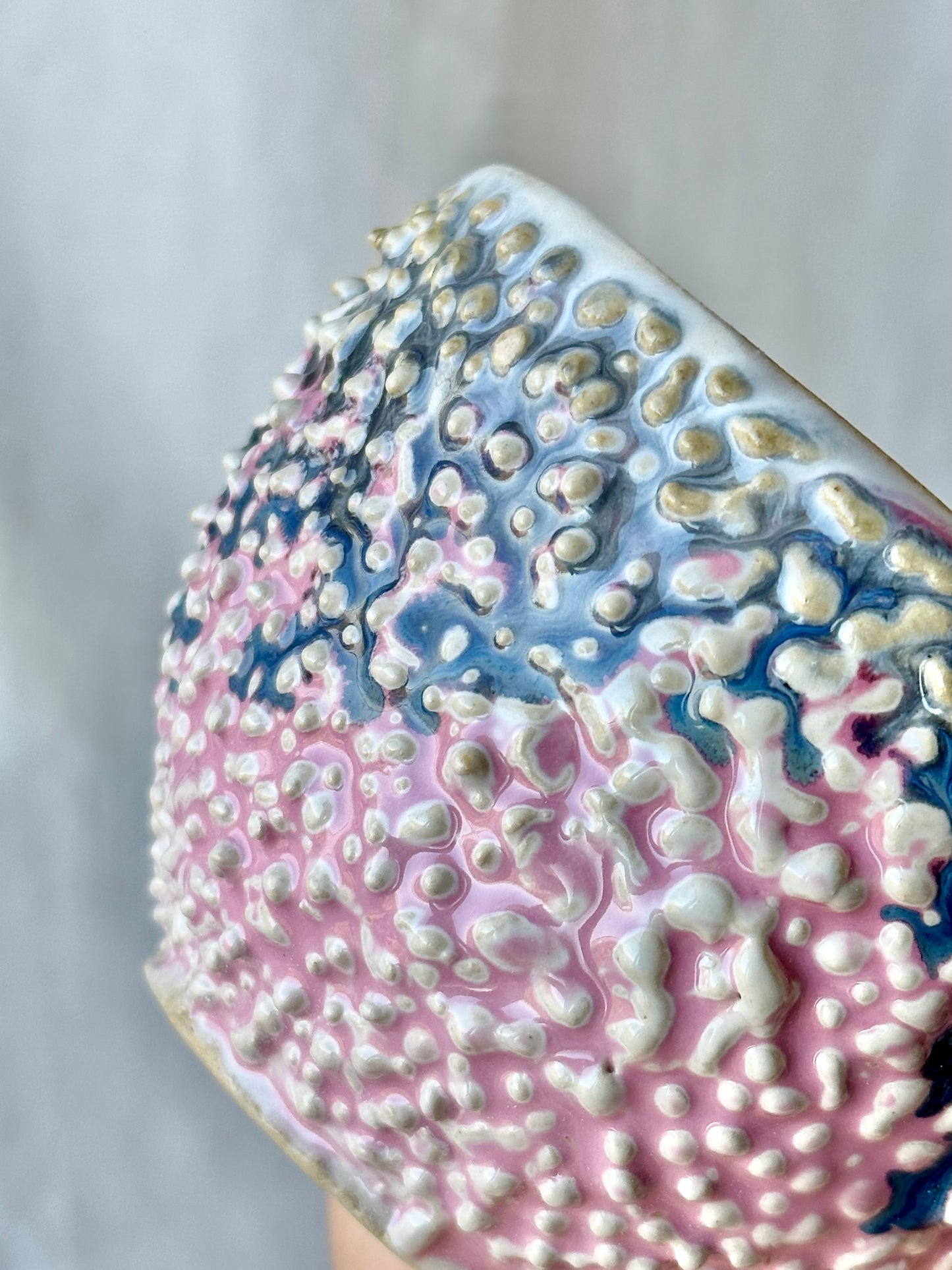 Kubek ceramiczny „Pox” w kolorze różowo-białym